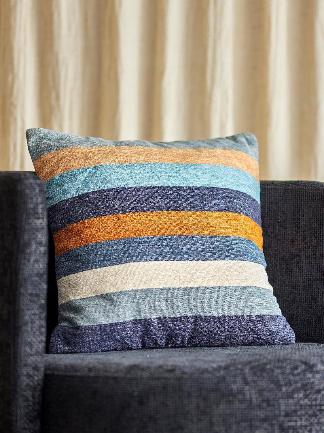 Gyani Kissen, Blau, Baumwolle OEKO-TEX® in Blue präsentiert im Onlineshop von KAQTU Design AG. Deko Kissenbezug ist von Bloomingville