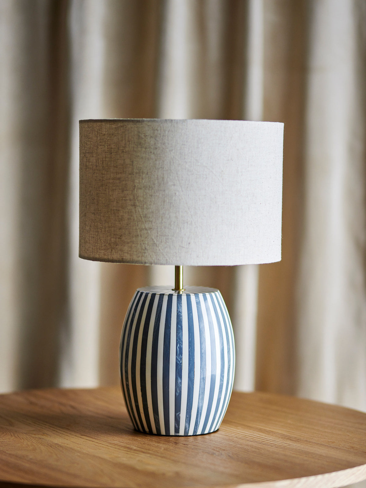 Tali Tischlampe, Bunt, Metall in Multi präsentiert im Onlineshop von KAQTU Design AG. Tischleuchte ist von Bloomingville