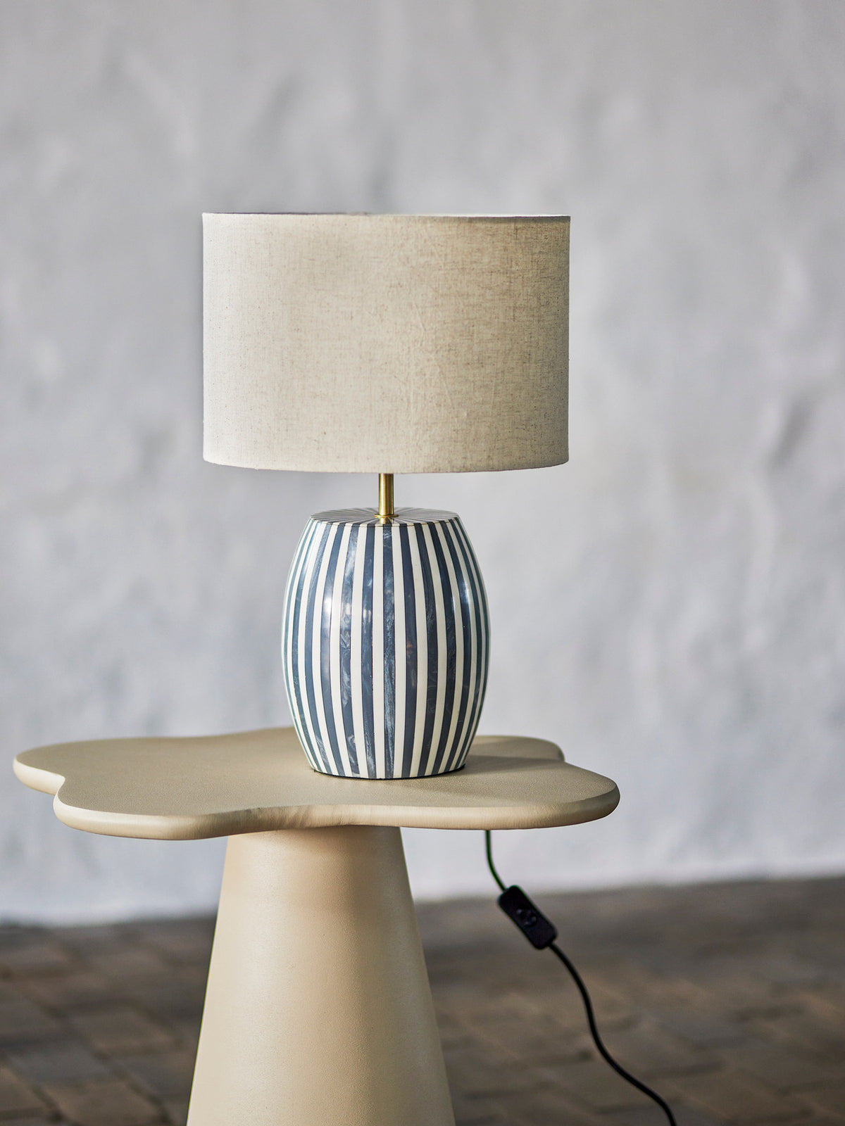 Tali Tischlampe, Bunt, Metall in Multi präsentiert im Onlineshop von KAQTU Design AG. Tischleuchte ist von Bloomingville