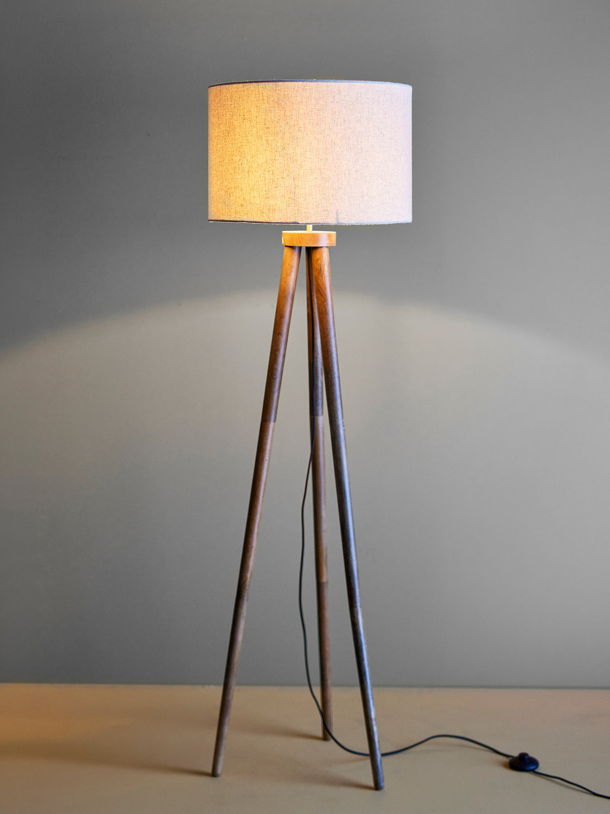 Etienne Stehlampe, Braun, Mango in Brown präsentiert im Onlineshop von KAQTU Design AG. Stehleuchte ist von Creative Collection
