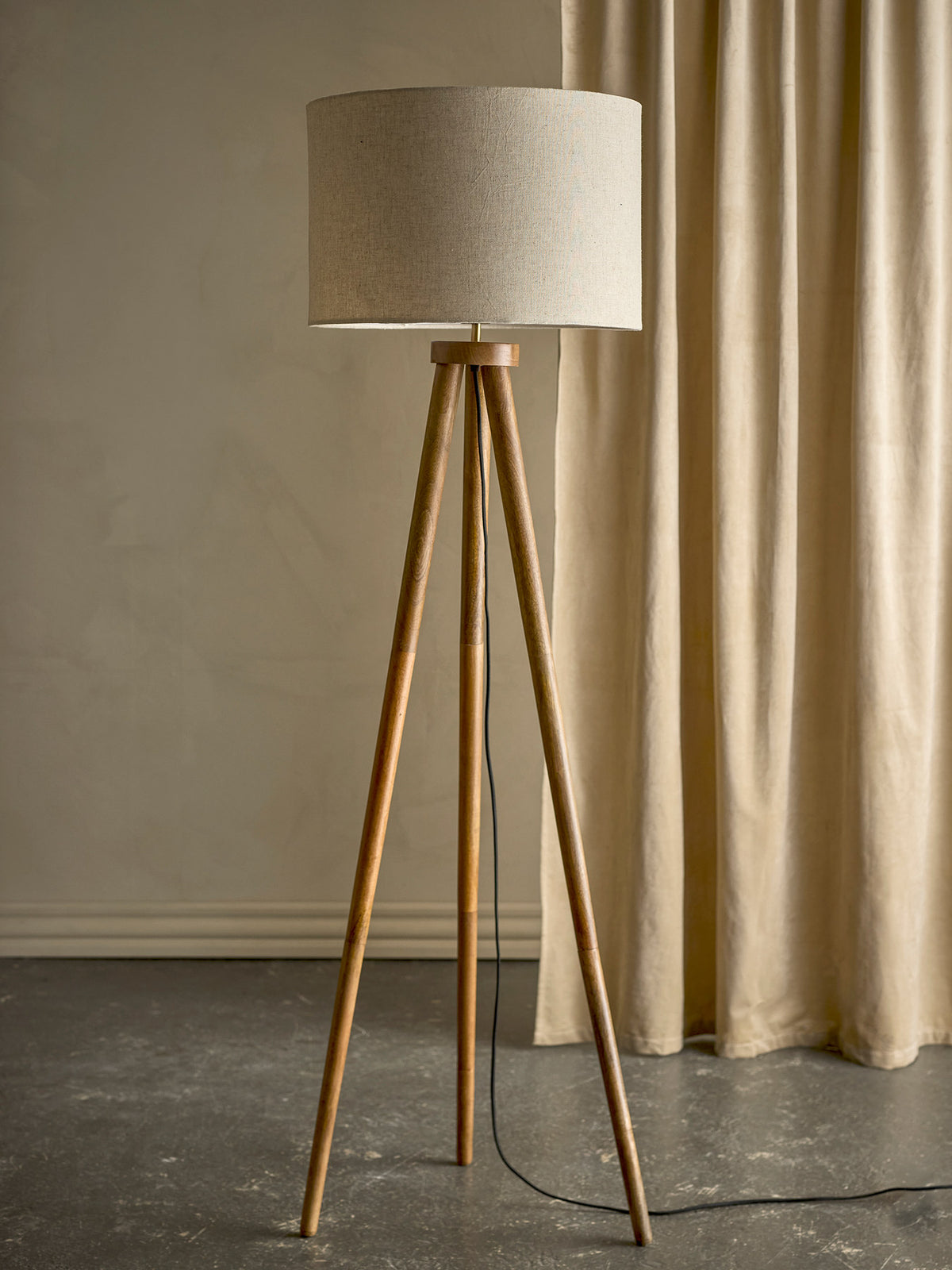 Etienne Stehlampe, Braun, Mango in Brown präsentiert im Onlineshop von KAQTU Design AG. Stehleuchte ist von Creative Collection