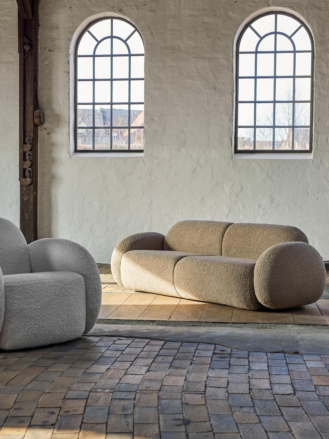 Magola Sofa, Braun, FSC®Mix, Pine in Brown präsentiert im Onlineshop von KAQTU Design AG. 2er Sofa ist von Bloomingville