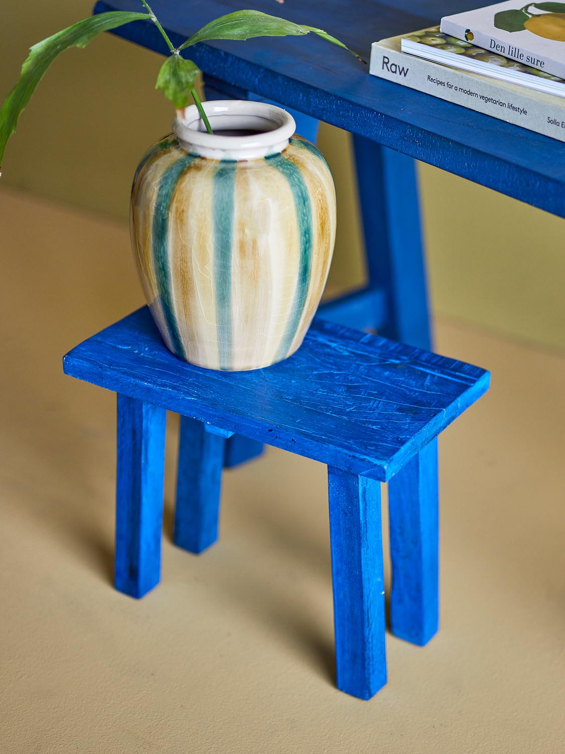 Porir Sockel, Blau, Recyceltes Holz in Blue präsentiert im Onlineshop von KAQTU Design AG. Kunstgegenstände ist von Creative Collection