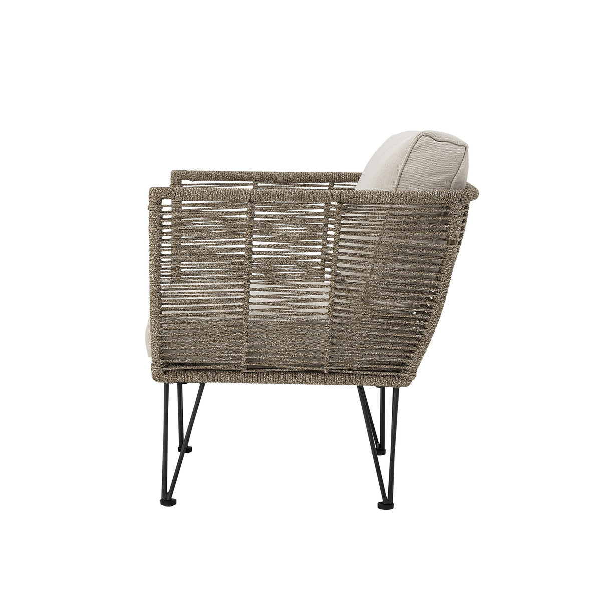 Brauner Loungesessel mit schwarzem Eisengestell, Flechtoptik und hellen Kissen, Outdoor-Sessel im Freien fotografiert.