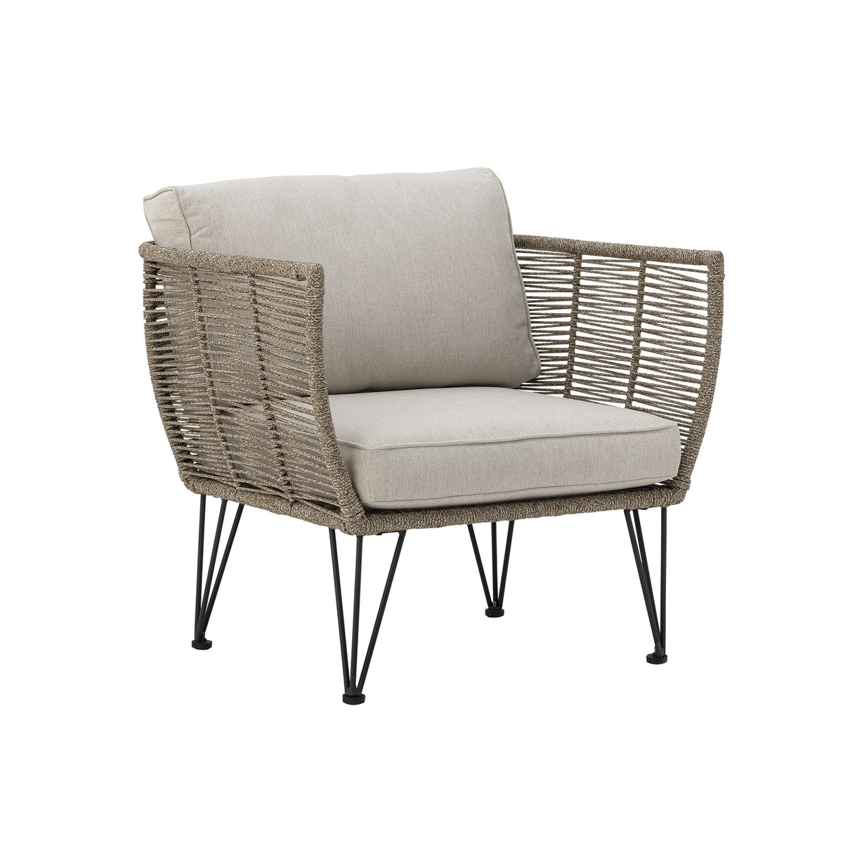 Brauner Loungesessel mit schwarzem Eisengestell, Flechtoptik und hellen Kissen, Outdoor-Sessel im Freien fotografiert.