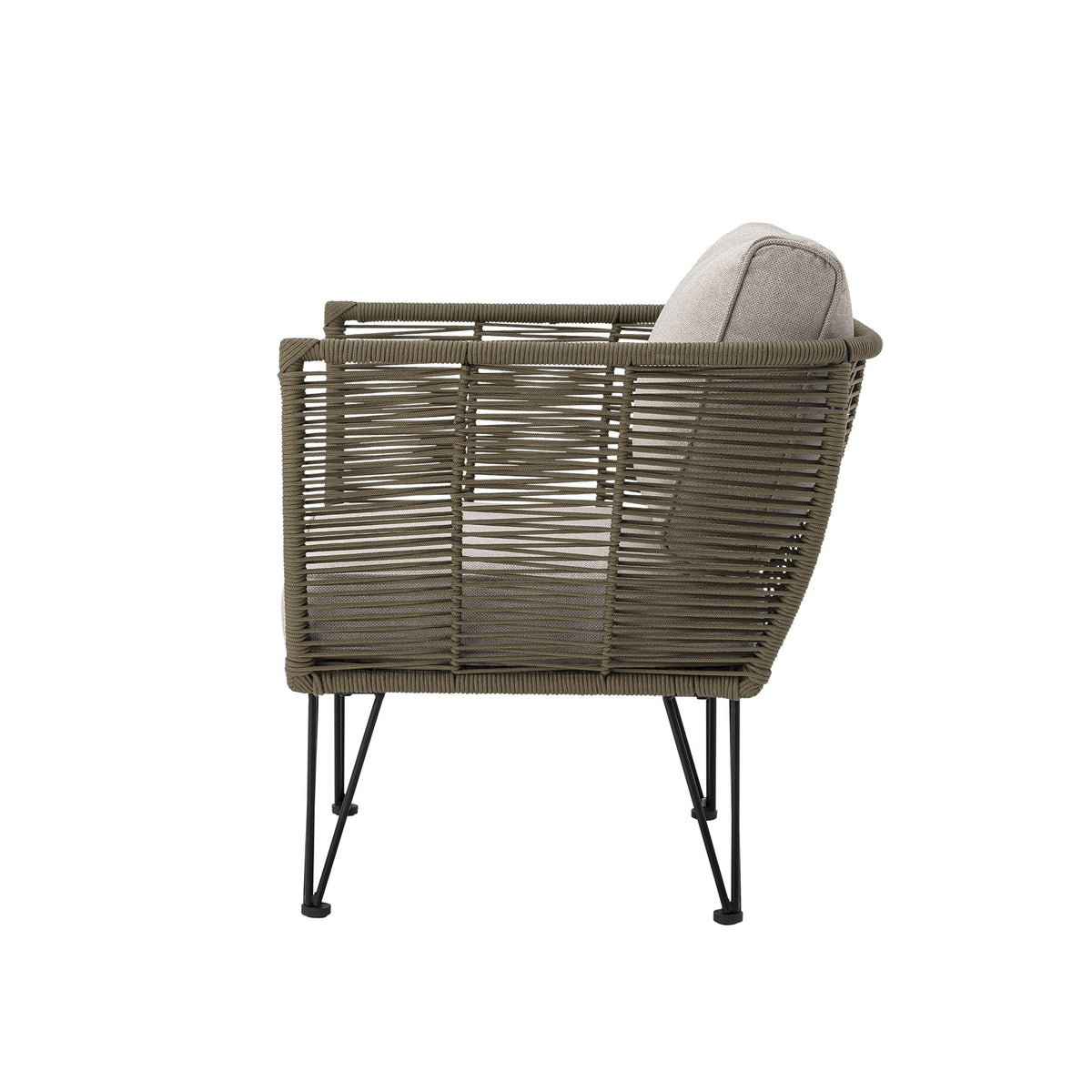 Grüner Loungesessel Mundo von Bloomingville mit schwarzem Eisengestell, Flechtoptik und hellen Kissen, freistehend fotografiert.