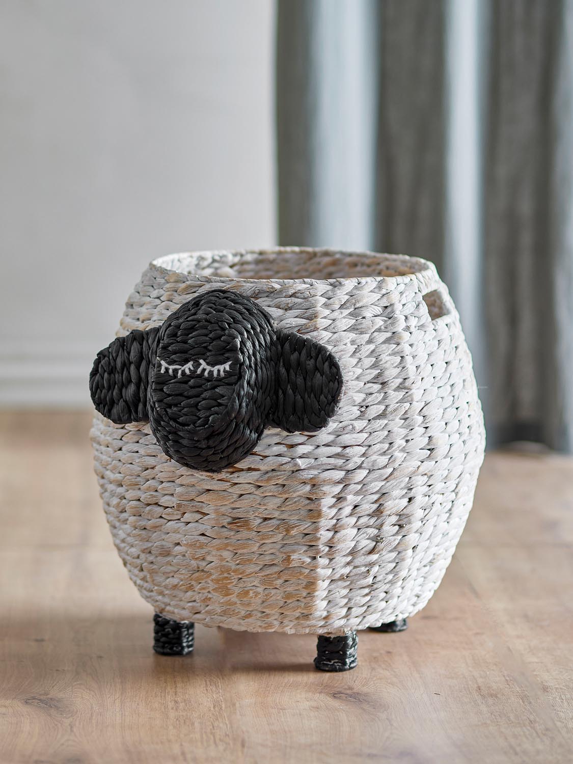 Dolly Korb, Weiß, Wasserhyazinthe in White präsentiert im Onlineshop von KAQTU Design AG. Aufbewahrungskorb ist von Bloomingville Mini