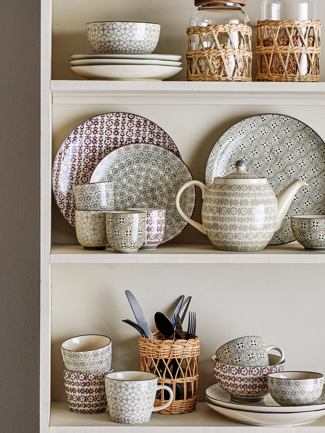Karine Becher, Bunt, Steingut in Multi präsentiert im Onlineshop von KAQTU Design AG. Tasse ist von Bloomingville
