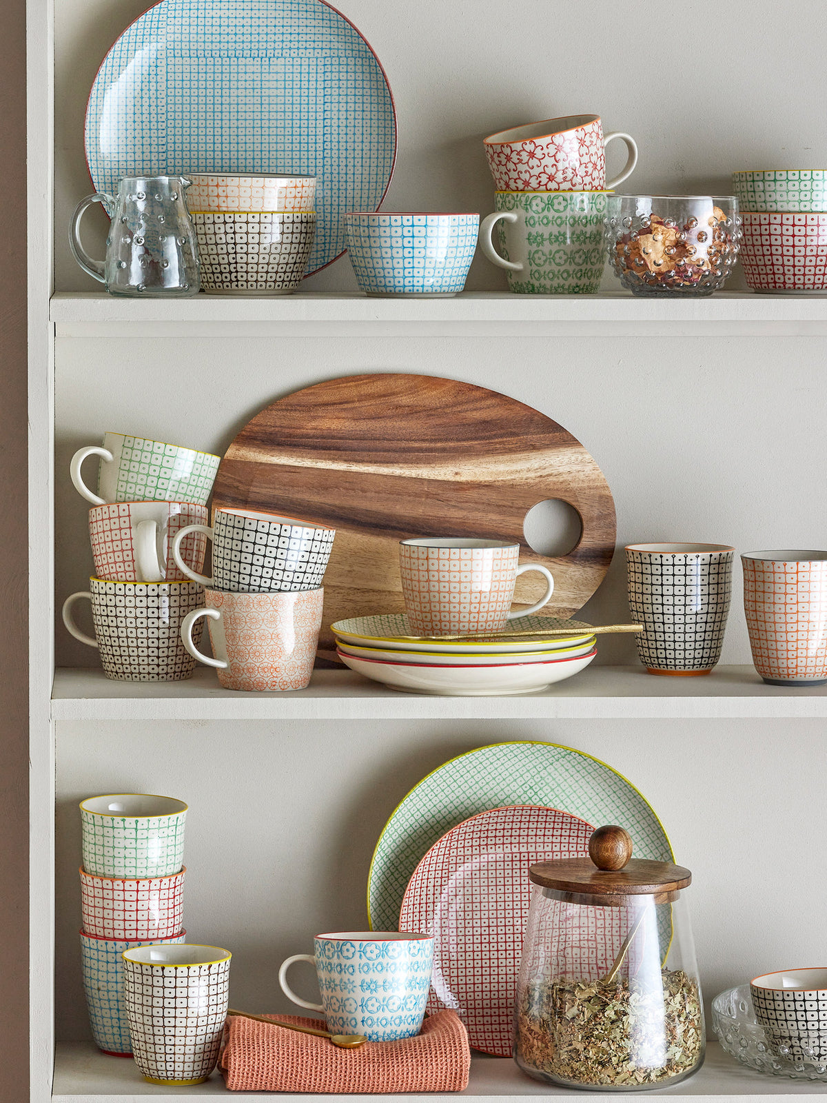 Carla Becher, Bunt, Steingut in Multi präsentiert im Onlineshop von KAQTU Design AG. Tasse ist von Bloomingville