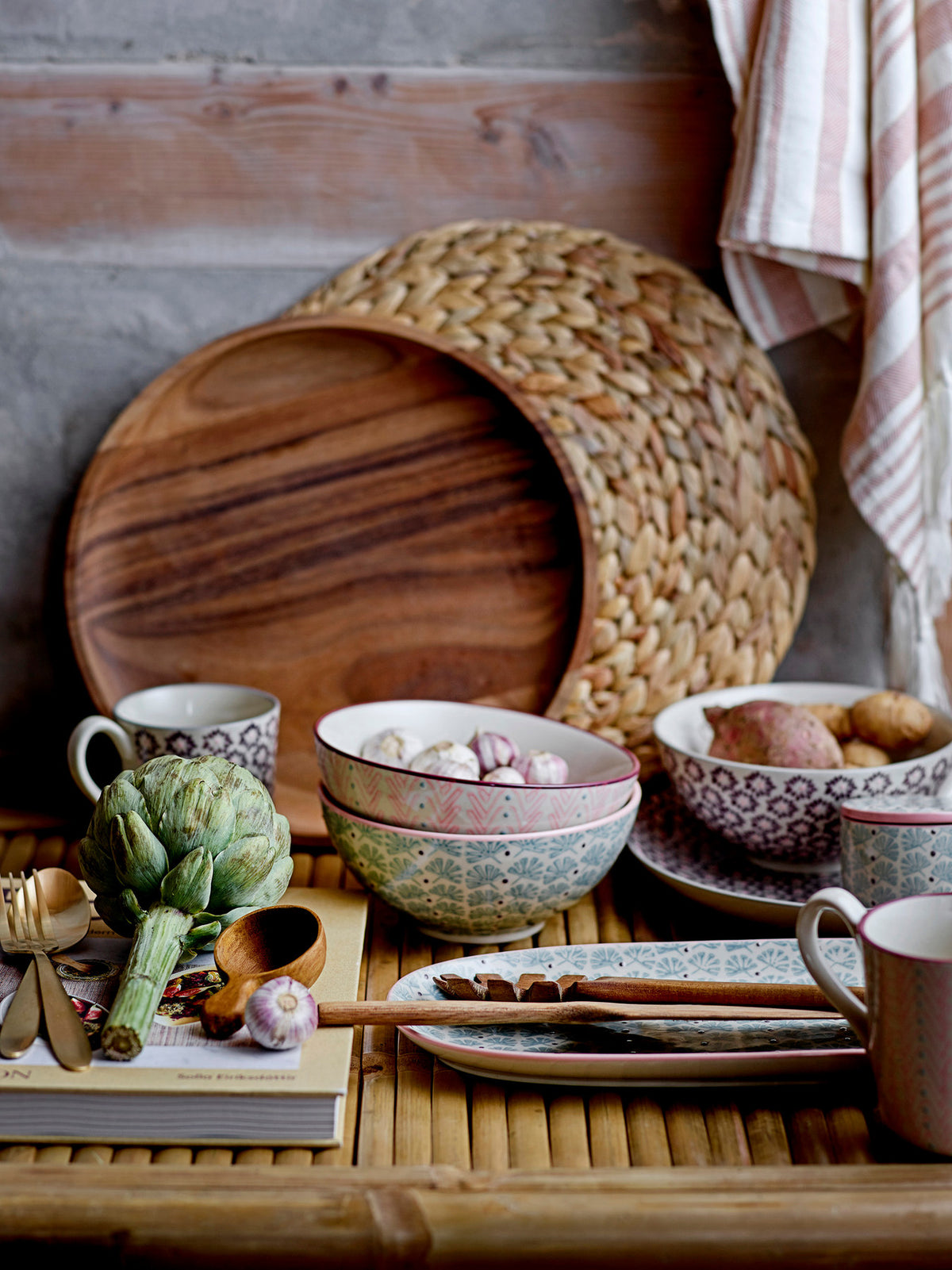 Maya Schale, Bunt, Steingut in Multi präsentiert im Onlineshop von KAQTU Design AG. Schale ist von Bloomingville