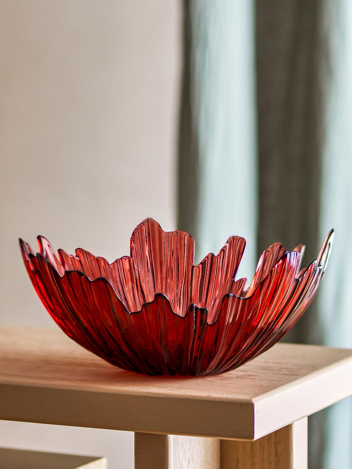 Aila Schale, Rot, Glas in Red präsentiert im Onlineshop von KAQTU Design AG. Schale ist von Bloomingville