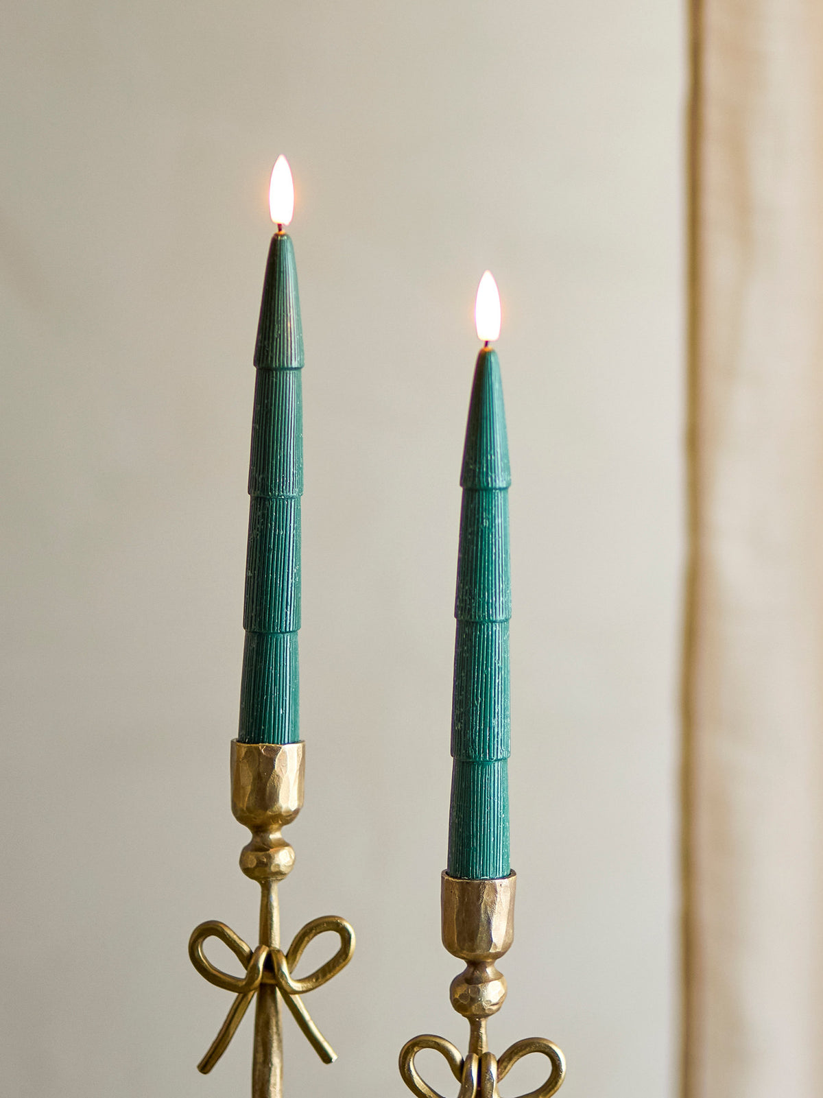 Ponza LED Candle, Grün, Paraffine in Green präsentiert im Onlineshop von KAQTU Design AG. Kerzen ist von Bloomingville
