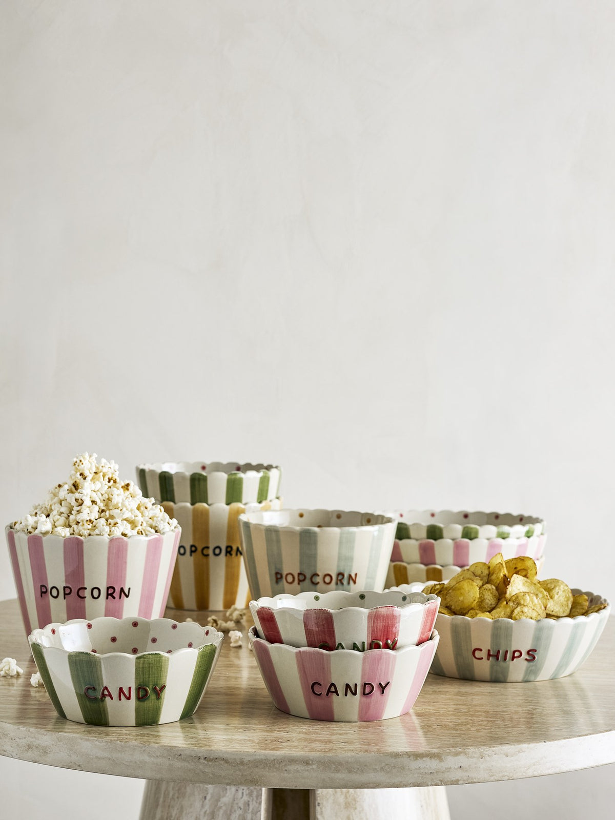 Gelbe Schale aus Steinzeug mit handgemalten vertikalen Streifen aussen, gewelltem Rand und kleinen Punkten innen, Serie Chip von Bloomingville.