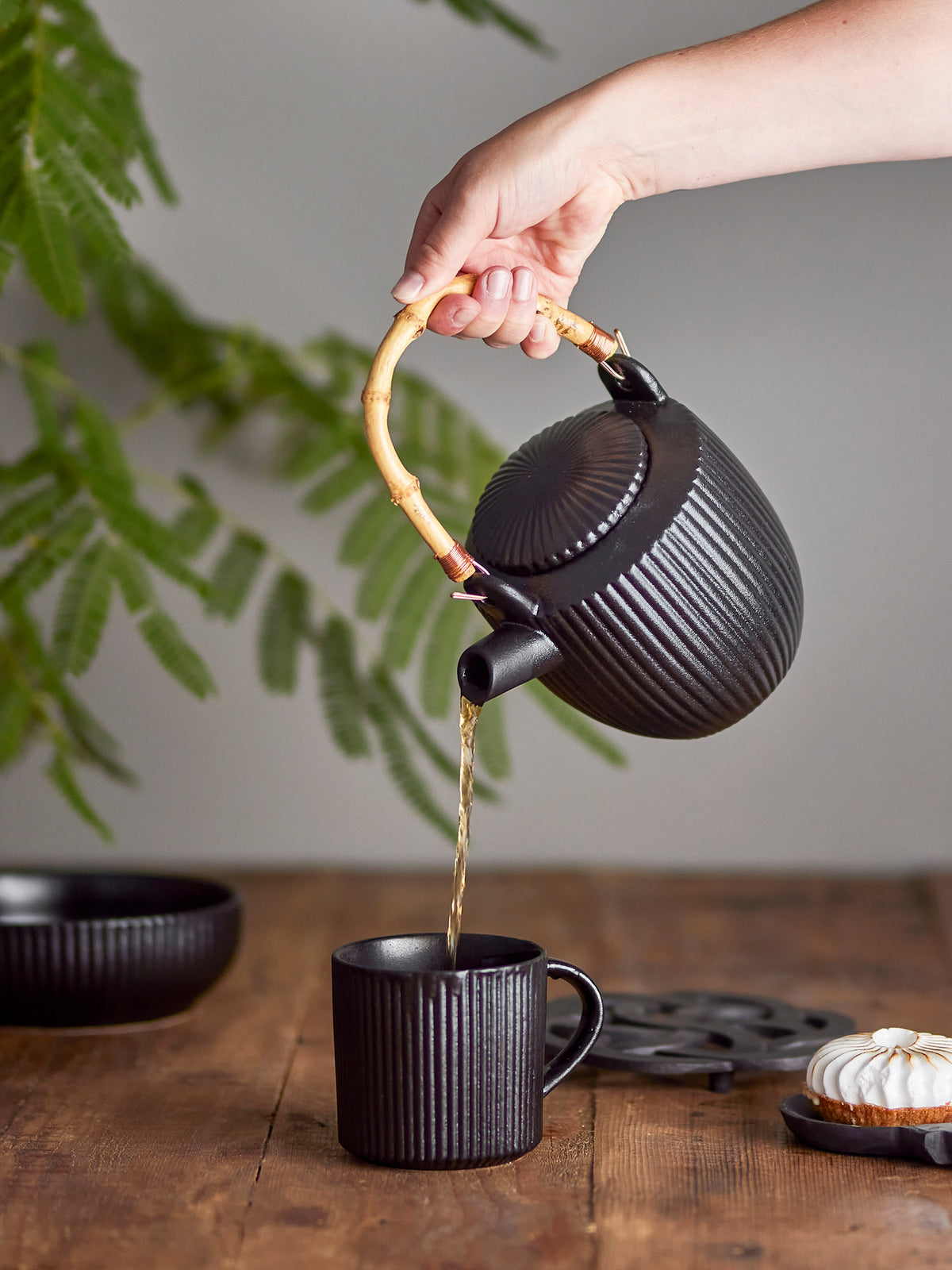 Neri Teekanne, Schwarz, Steingut in Schwarz präsentiert im Onlineshop von KAQTU Design AG. Teekrüge ist von Bloomingville