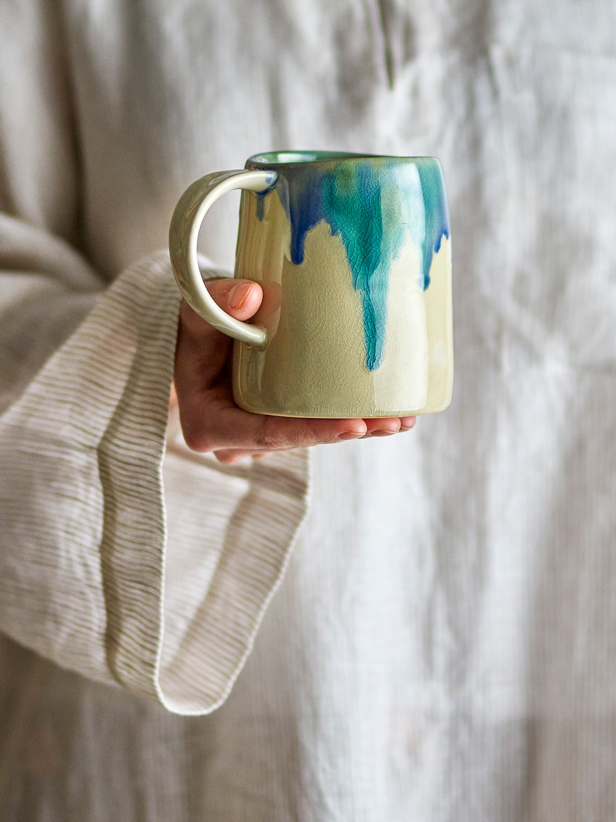 Yori Becher, Blau, Steingut in Blau präsentiert im Onlineshop von KAQTU Design AG. Tasse ist von Bloomingville