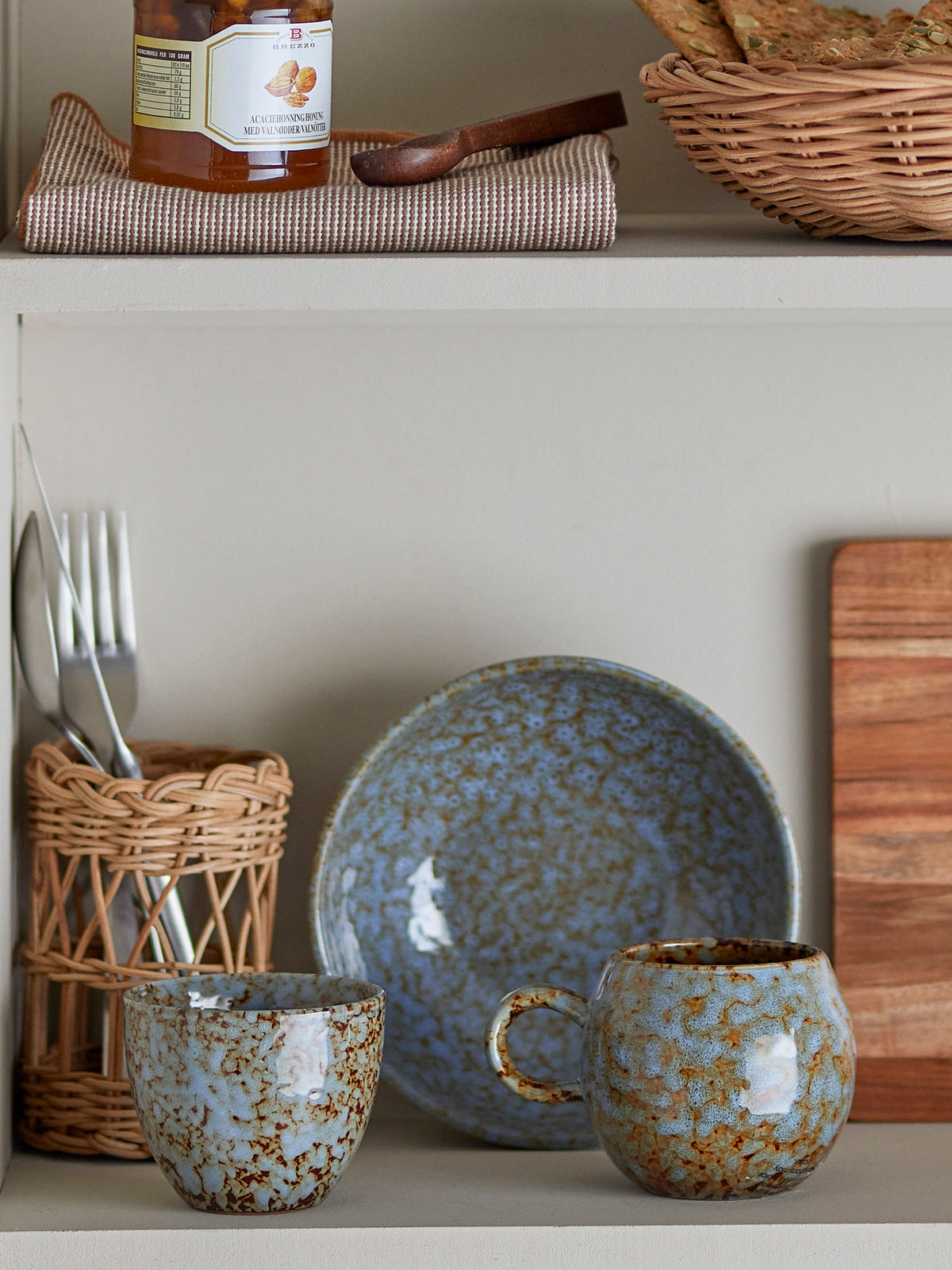 Paula Tasse, Blau, Steingut in Blau präsentiert im Onlineshop von KAQTU Design AG. Tasse ist von Bloomingville