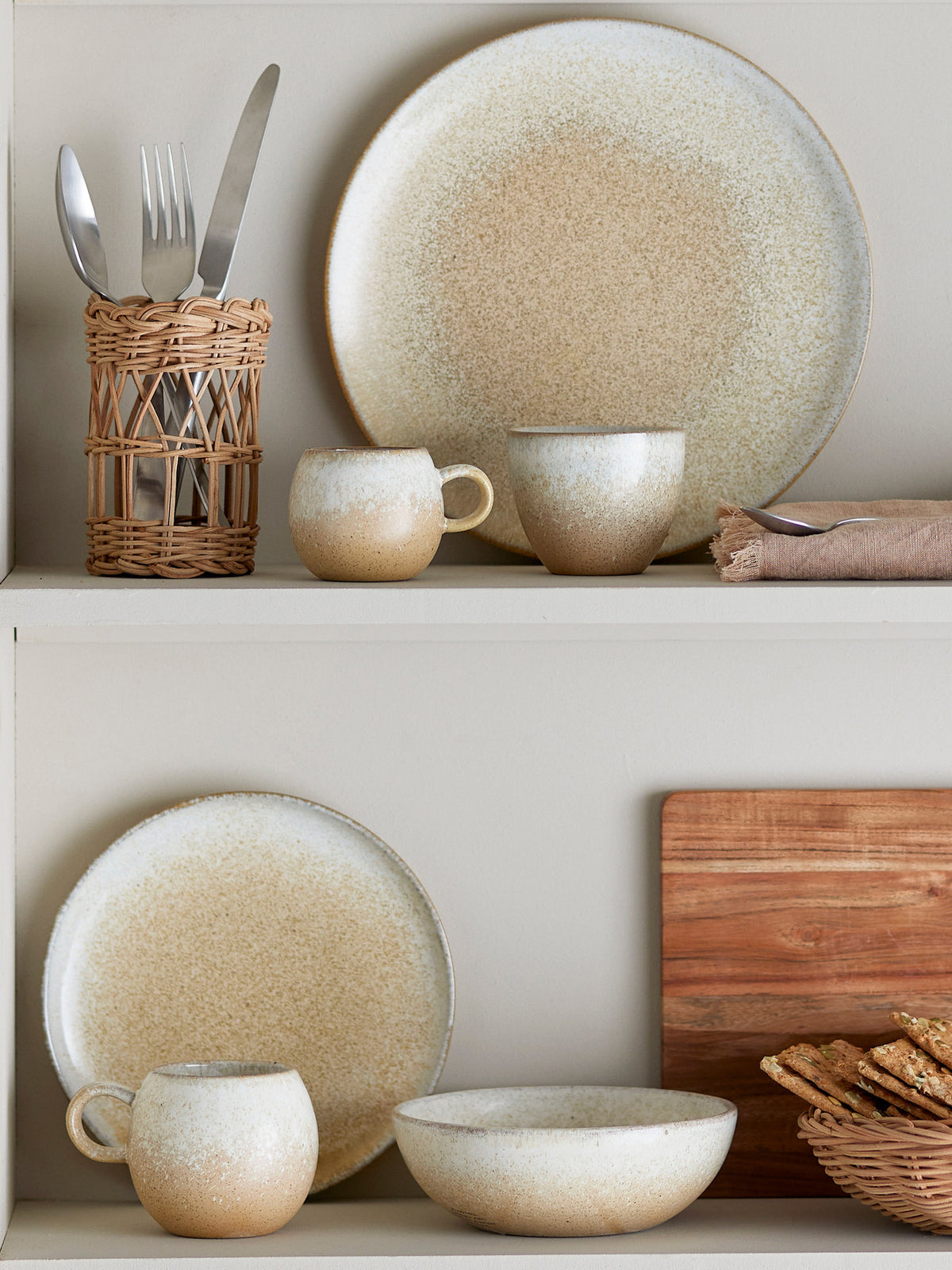 Beige Tasse aus Steingut mit Henkel, Paula Serie von Bloomingville, glasierte Oberfläche in weiss-beigen Farbtönen, Boho-Chic-Design