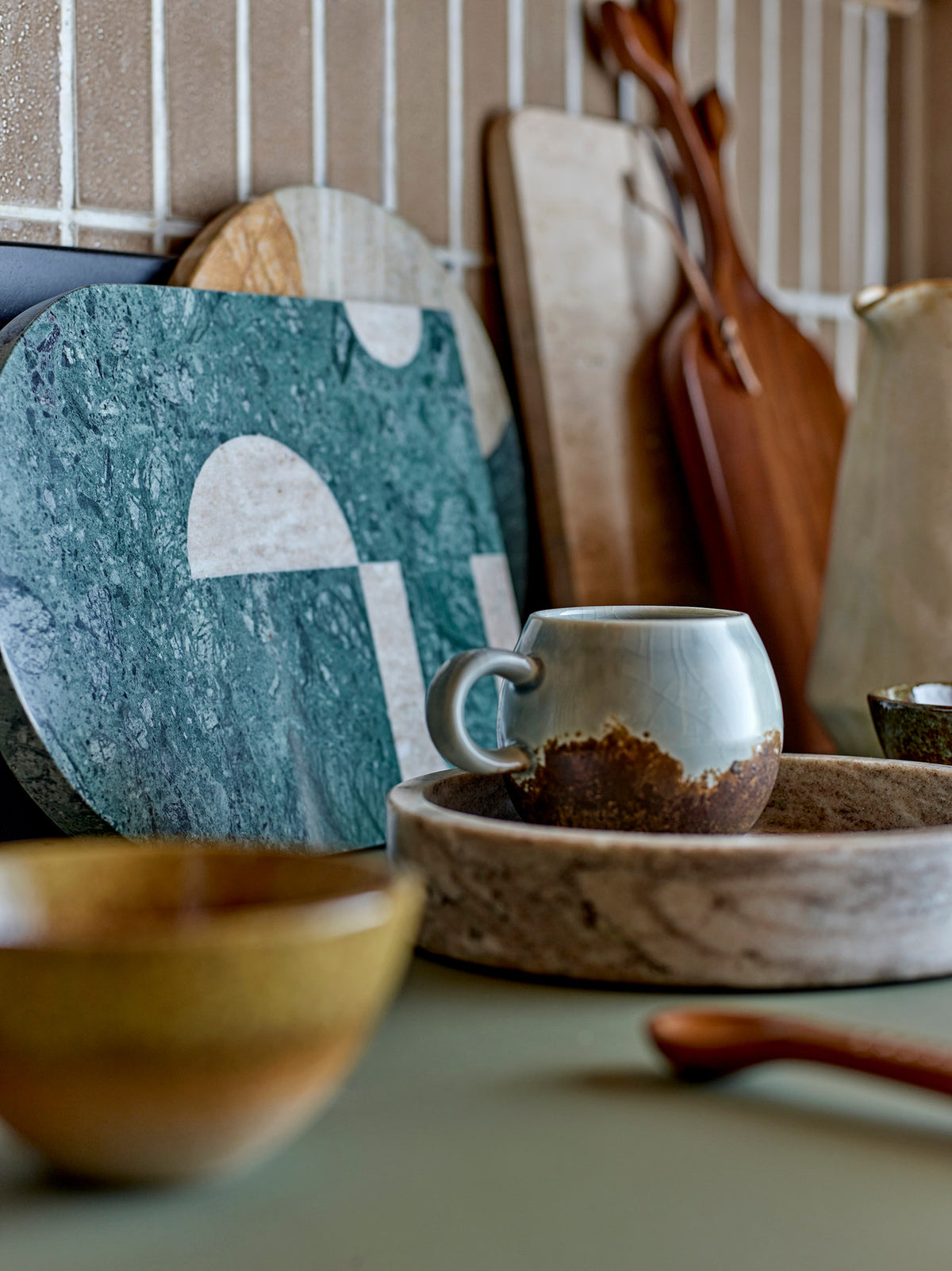 Paula Tasse, Braun, Steingut in Braun präsentiert im Onlineshop von KAQTU Design AG. Tasse ist von Bloomingville