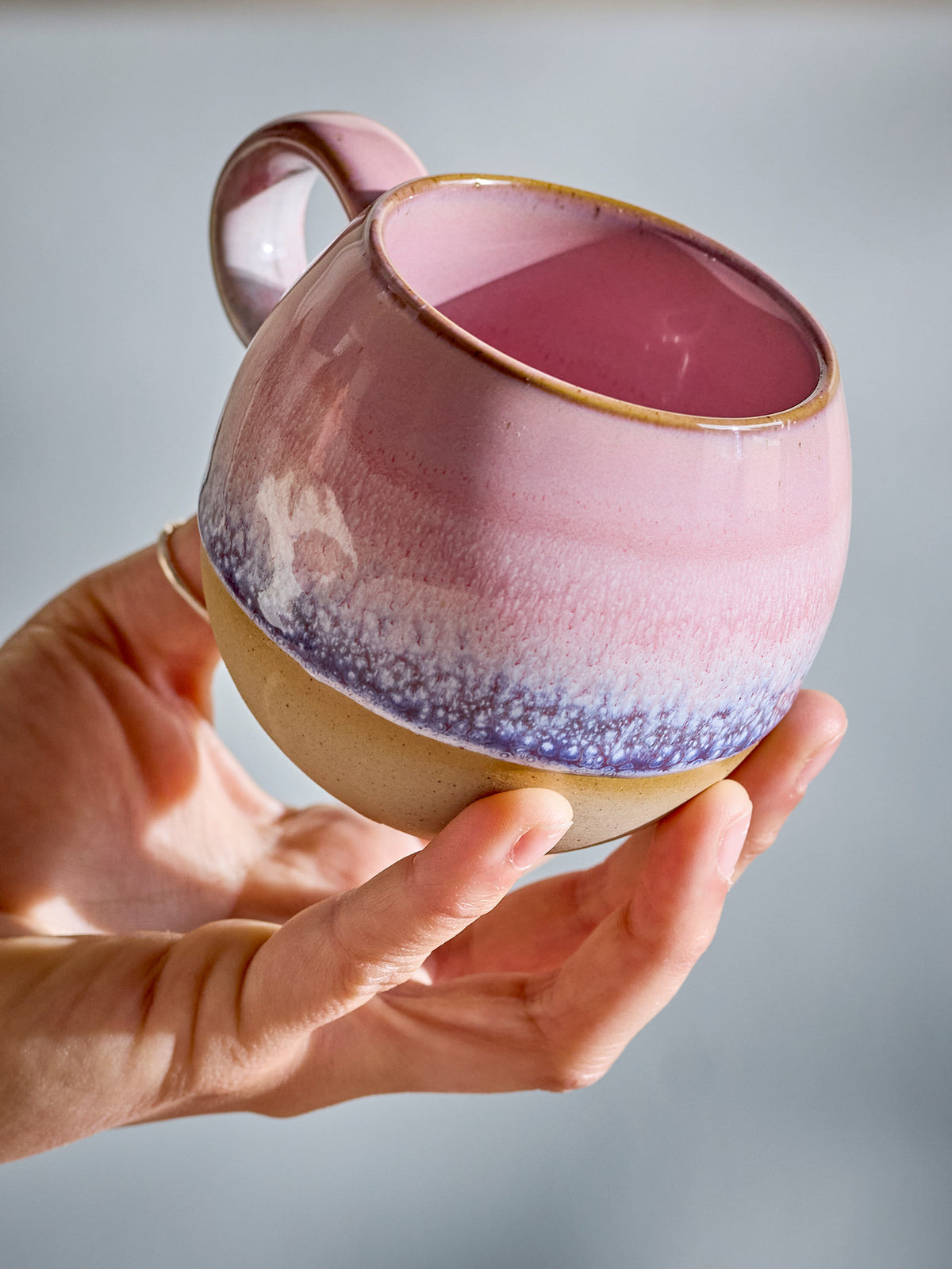 Paula Tasse, Rose, Steingut in Rose präsentiert im Onlineshop von KAQTU Design AG. Tasse ist von Bloomingville