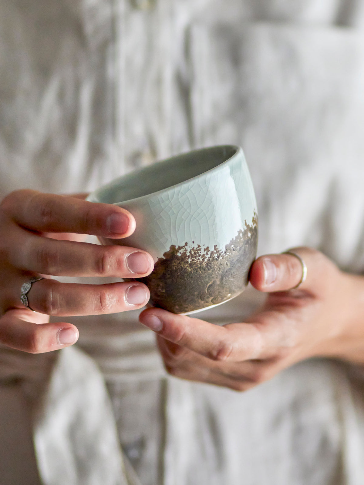 Paula Tasse, Braun, Steingut in Braun präsentiert im Onlineshop von KAQTU Design AG. Tasse ist von Bloomingville