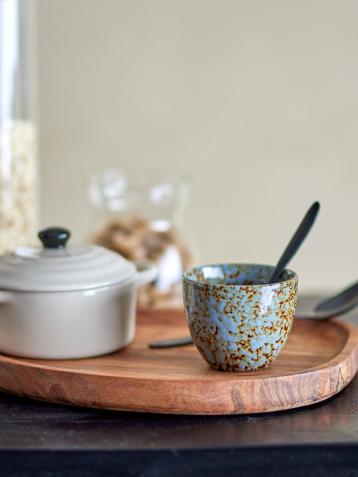 Paula Tasse, Blau, Steingut in Blau präsentiert im Onlineshop von KAQTU Design AG. Tasse ist von Bloomingville