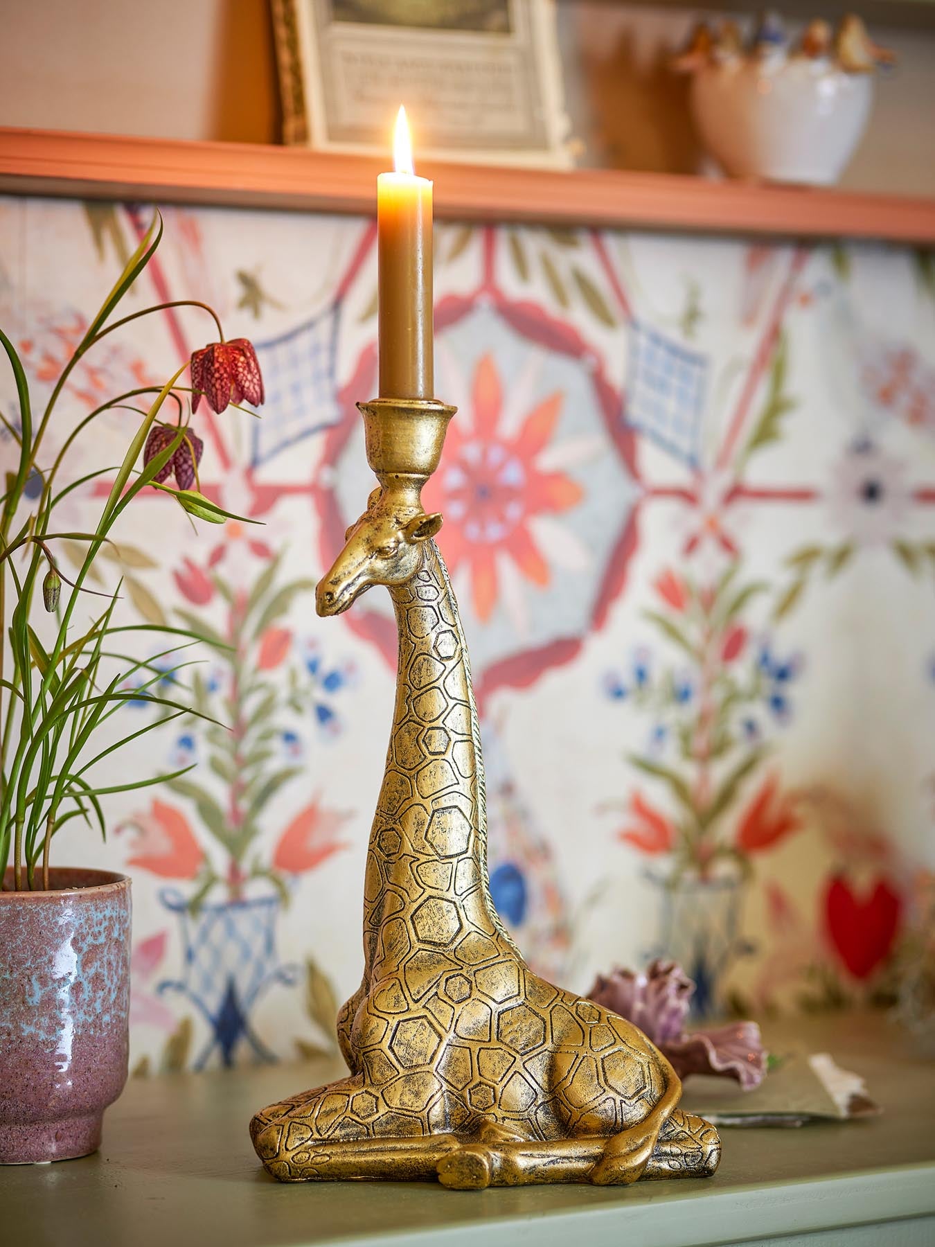 Verleihen Sie Ihrem Zuhause mit dem goldenen Twiga Kerzenhalter aus Polyresin von Creative Collection einen Hauch von Luxus und Eleganz.