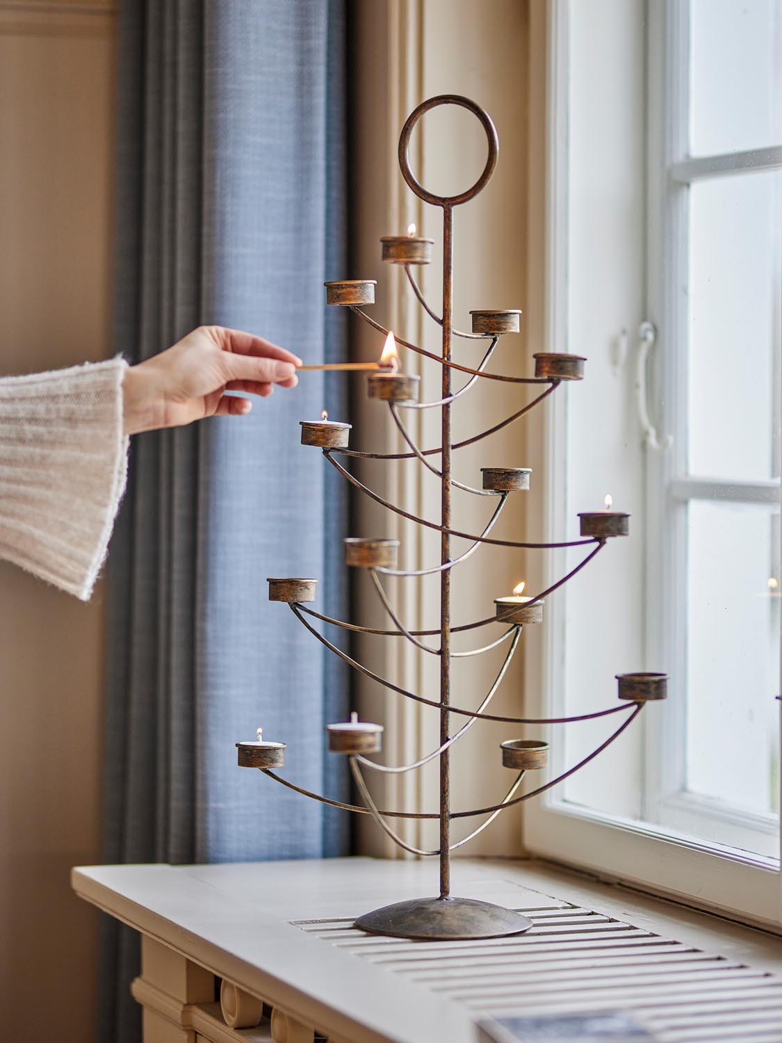 Alani Teelichthalter, Gold, Metall in Gold präsentiert im Onlineshop von KAQTU Design AG. Kerzenständer ist von Bloomingville