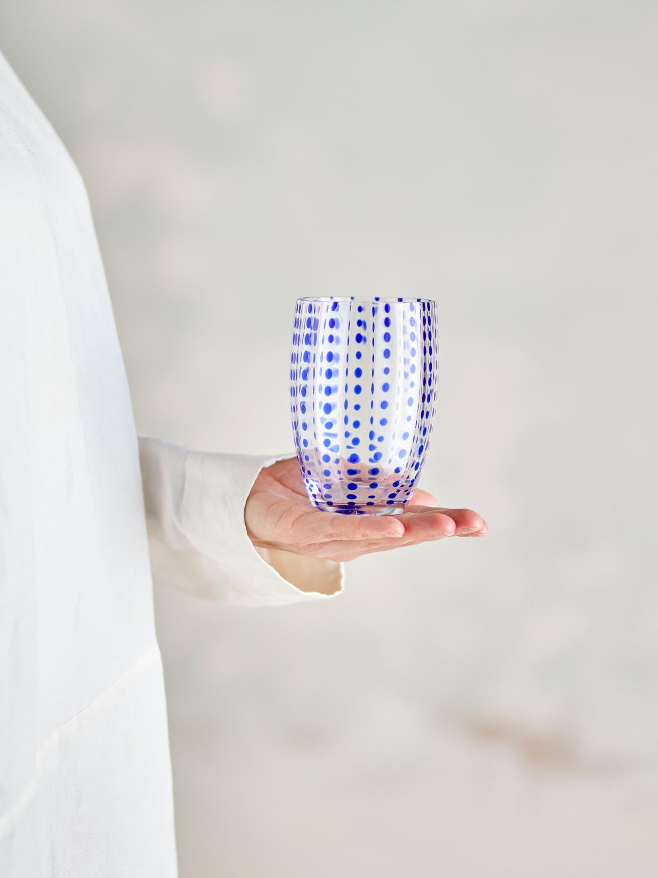 Erleben Sie das Brinley Trinkglas von Bloomingville in sanften Blautönen – ein einzigartiges, mundgeblasenes Glas, das jedem Tisch Charme verleiht.