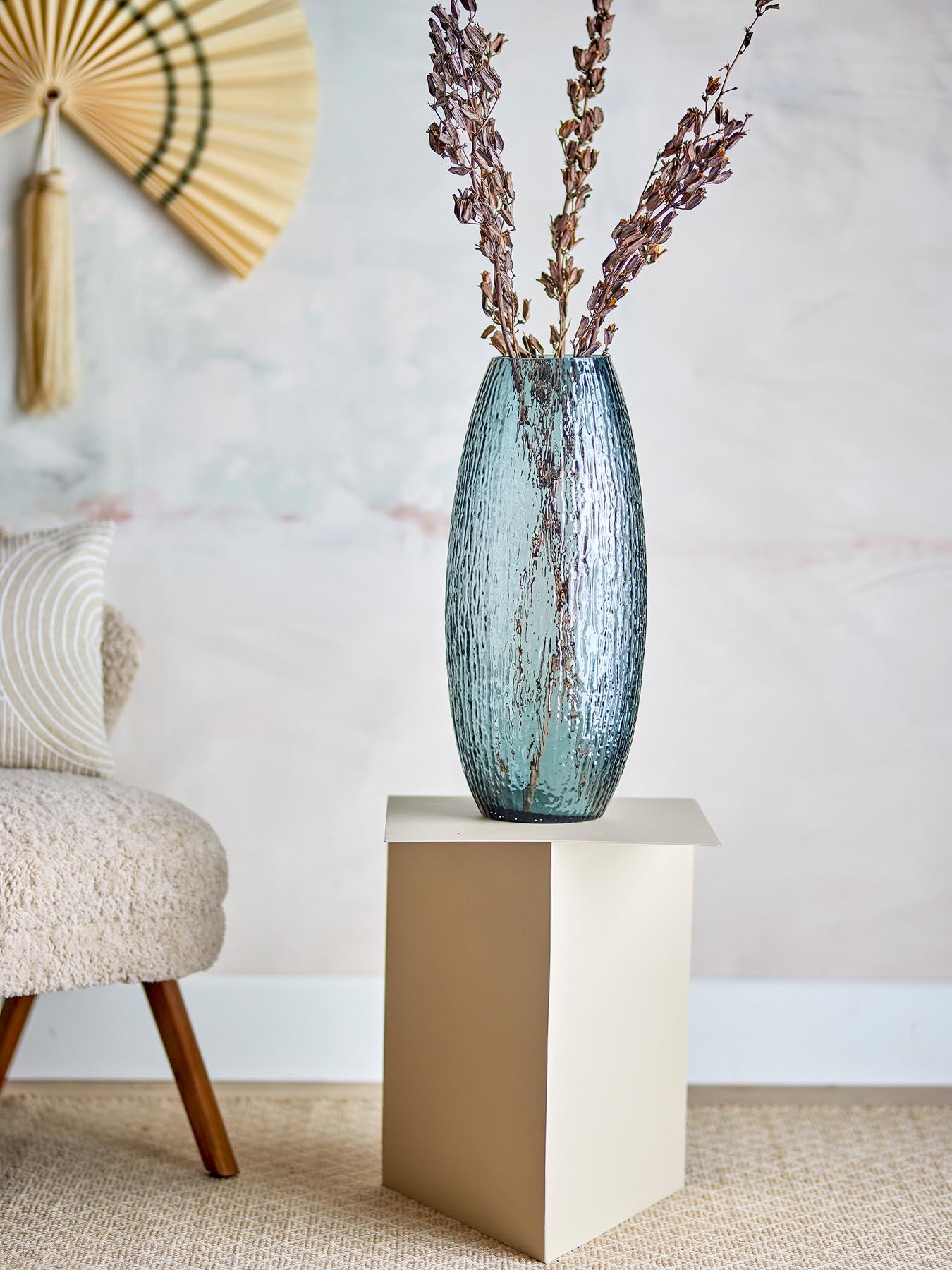 Die Brock Vase von Bloomingville in edlem Grau ist ein handgefertigtes Kunstwerk aus Glas, das jedem Raum eine stilvolle Note verleiht.