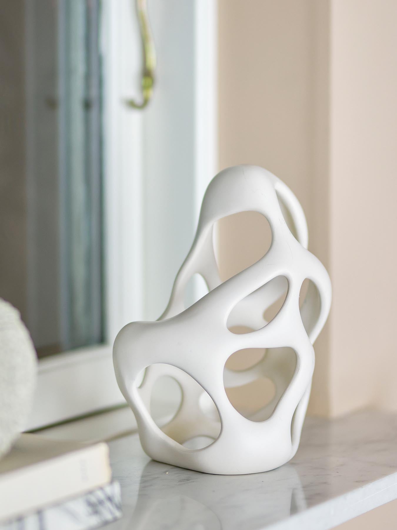 Entdecken Sie die elegante Chanet Deko von Bloomingville in edlem Weiß. Aus hochwertigem Polyresin gefertigt, verleiht sie jedem Raum Stil.