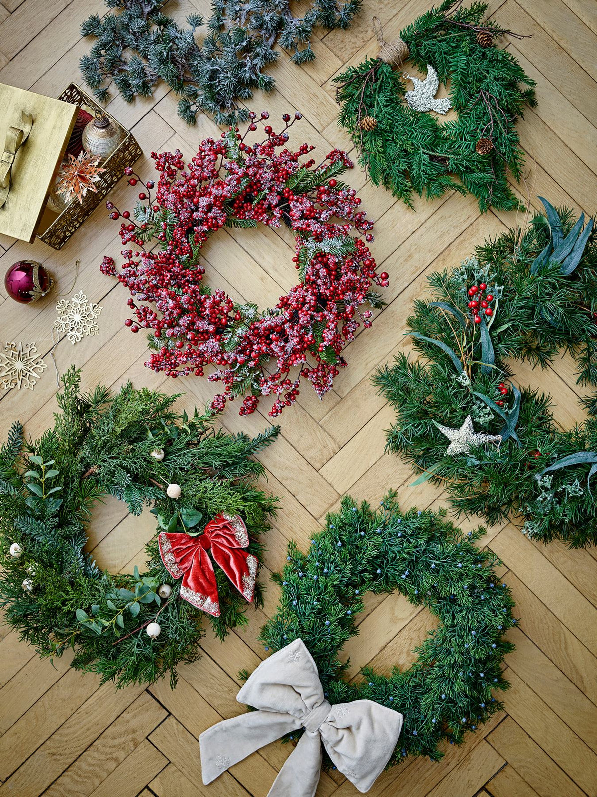 Pine Kranz, Grün, Künstliche Blumen in Grün präsentiert im Onlineshop von KAQTU Design AG. Weihnachtskränze ist von Bloomingville