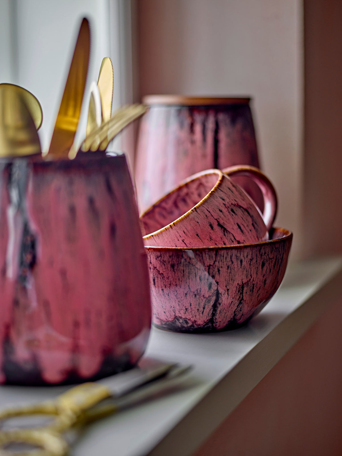 Rayen Gefäss mit Deckel, Rose, Steingut in Rose präsentiert im Onlineshop von KAQTU Design AG. Kanne ist von Creative Collection