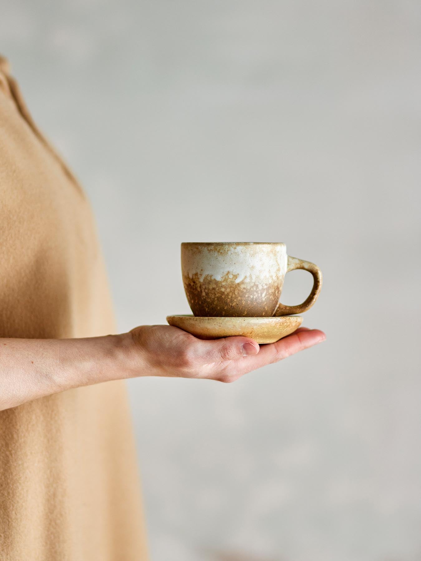 Genießen Sie die Brenta Tasse mit Untertasse von Bloomingville – ein einzigartiges Set aus robustem Steinzeug, das natürliche Schönheit und skandinavisches Design vereint.