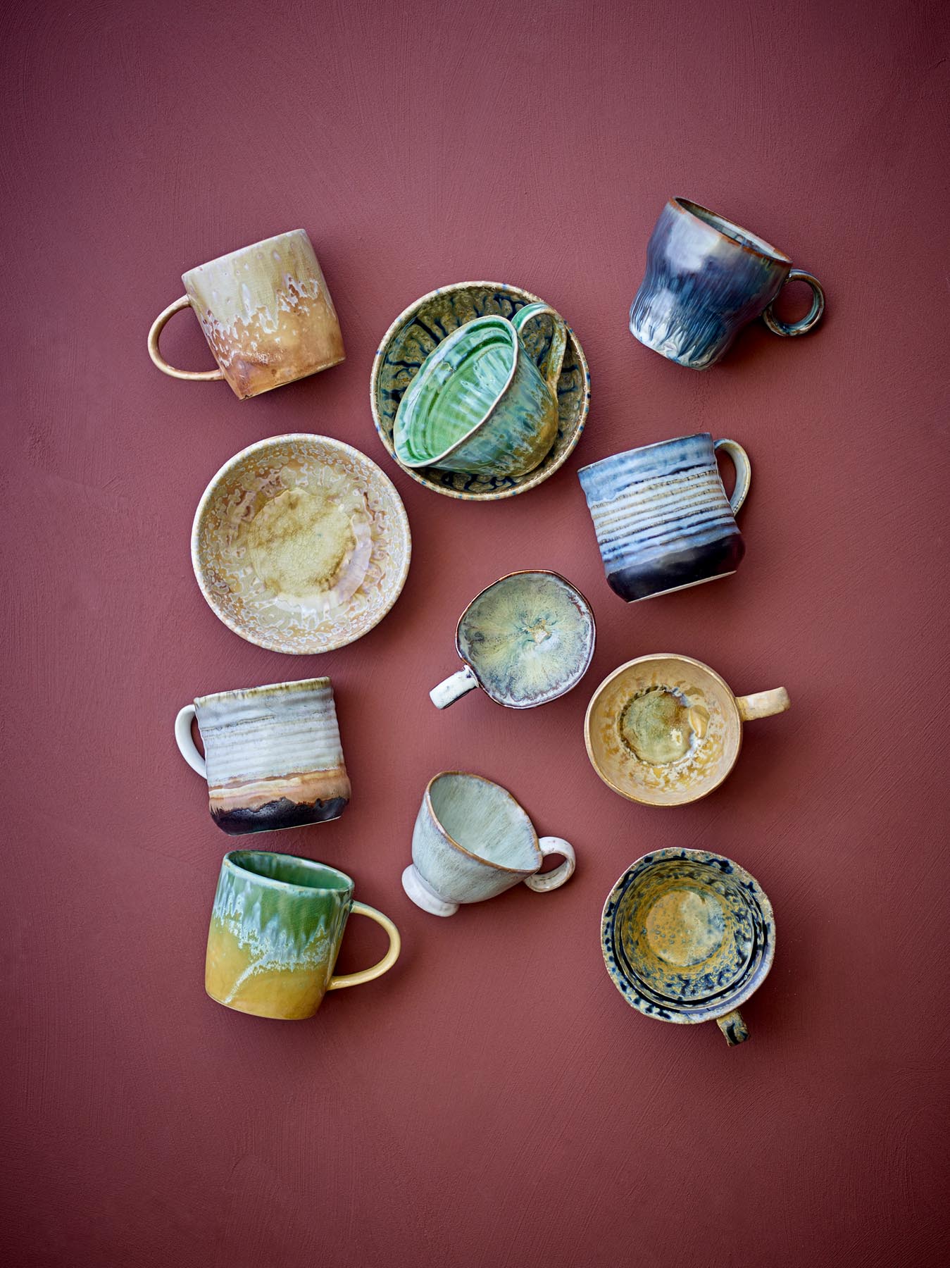 Entdecken Sie die einzigartigen Deana Becher von Bloomingville in harmonischen Blau- und Beigetönen. Hochwertiges Steingut, ideal für jeden Anlass!