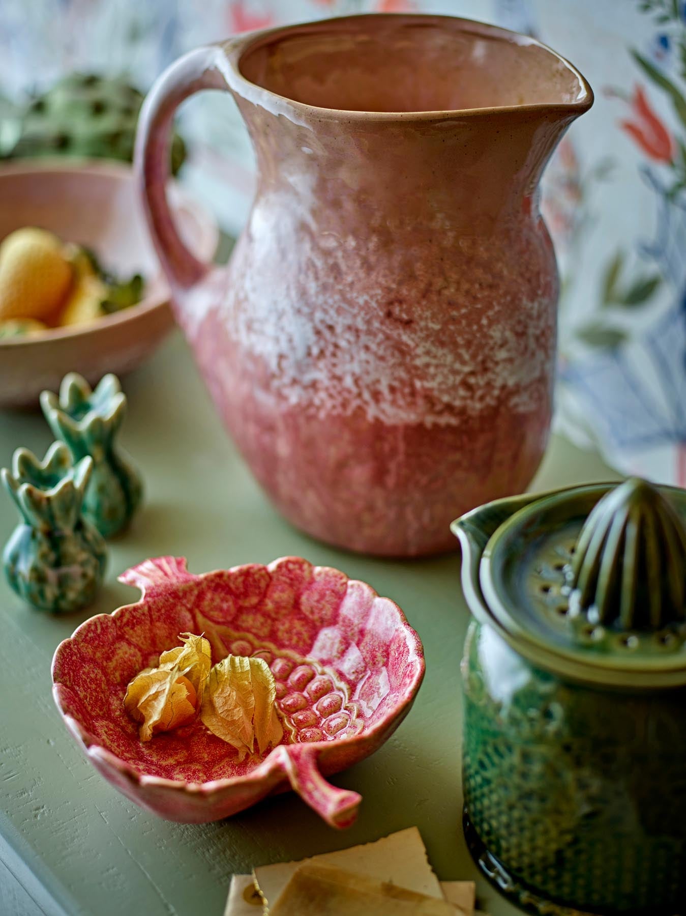 Entdecken Sie den Darlene Krug in Rosatönen – ein stilvolles Steingut-Accessoire von Creative Collection, perfekt für jeden Tisch.