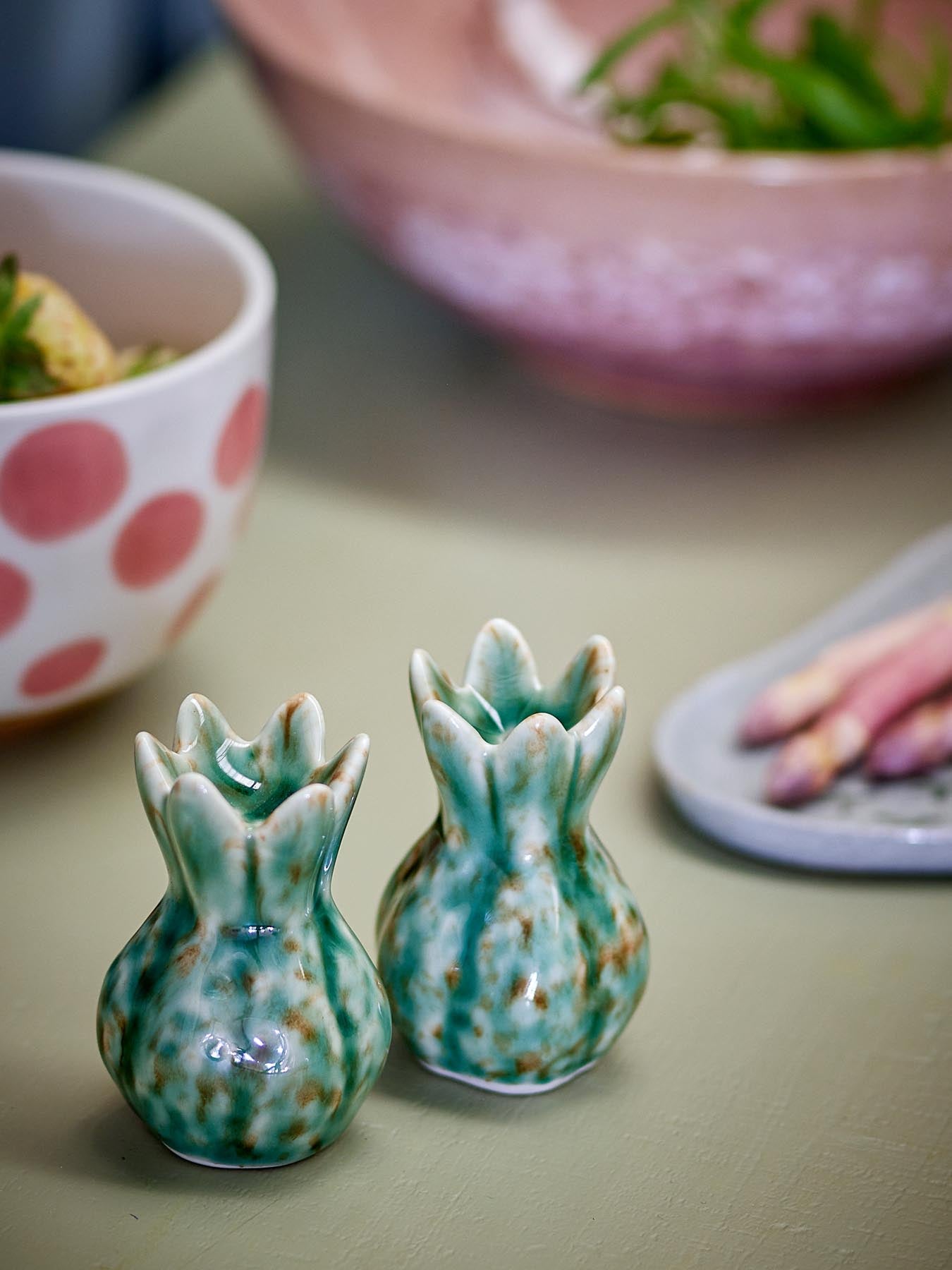 Verleihen Sie Ihrem Esstisch mit dem Cyrill Salz- und Pfefferset in elegantem Grün aus Steingut einen Hauch von Stil und Funktionalität.