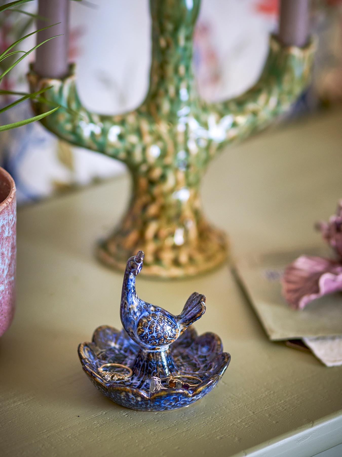 Entdecken Sie die einzigartige Kali Schale in Blau von Creative Collection. Handgefertigt aus robustem Steingut, verleiht sie jedem Tisch Eleganz.