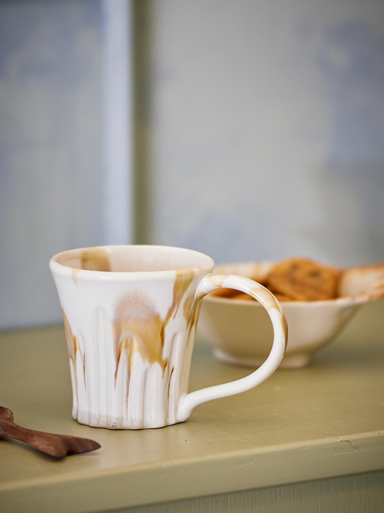 Entdecken Sie den einzigartigen Joseph Becher aus Steingut in warmen Braun- und Gelbtönen. Perfekt für stilvollen Kaffeegenuss!