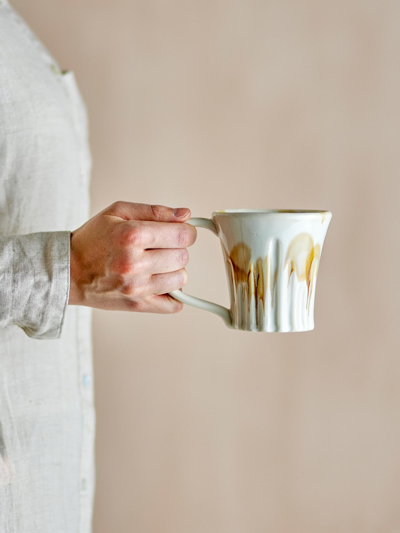 Genießen Sie Ihren Kaffee stilvoll mit dem Joseph Becher aus Steingut. Ein Unikat in eleganten Braun- und Gelbtönen, ideal für jeden Anlass!