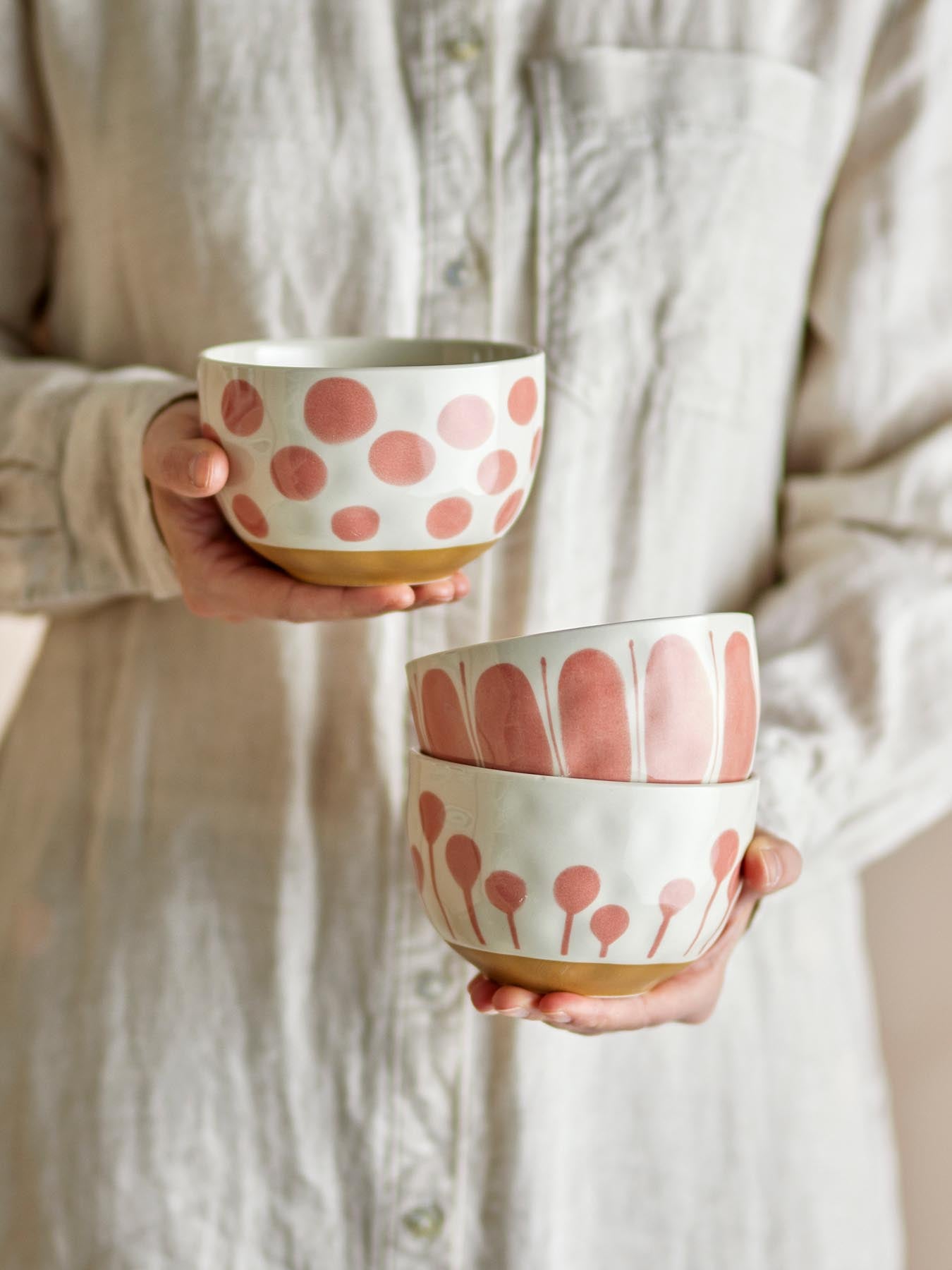 Entdecken Sie den Linora Becher in zartem Rosa, ein handgefertigtes Steingut-Design von Creative Collection, ideal für stilvolle Genussmomente.