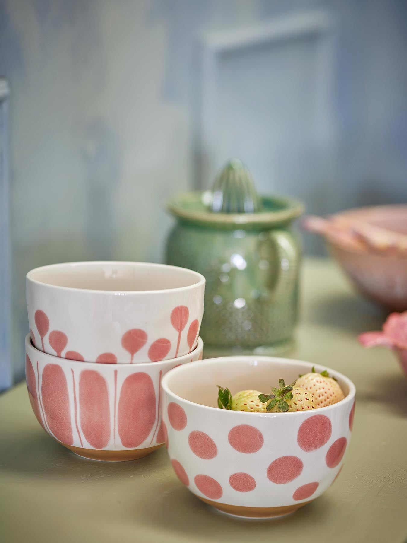 Genießen Sie stilvoll mit dem Linora Becher in sanften Rosatönen. Handgemalt aus robustem Steingut, vereint er Eleganz und Funktionalität.