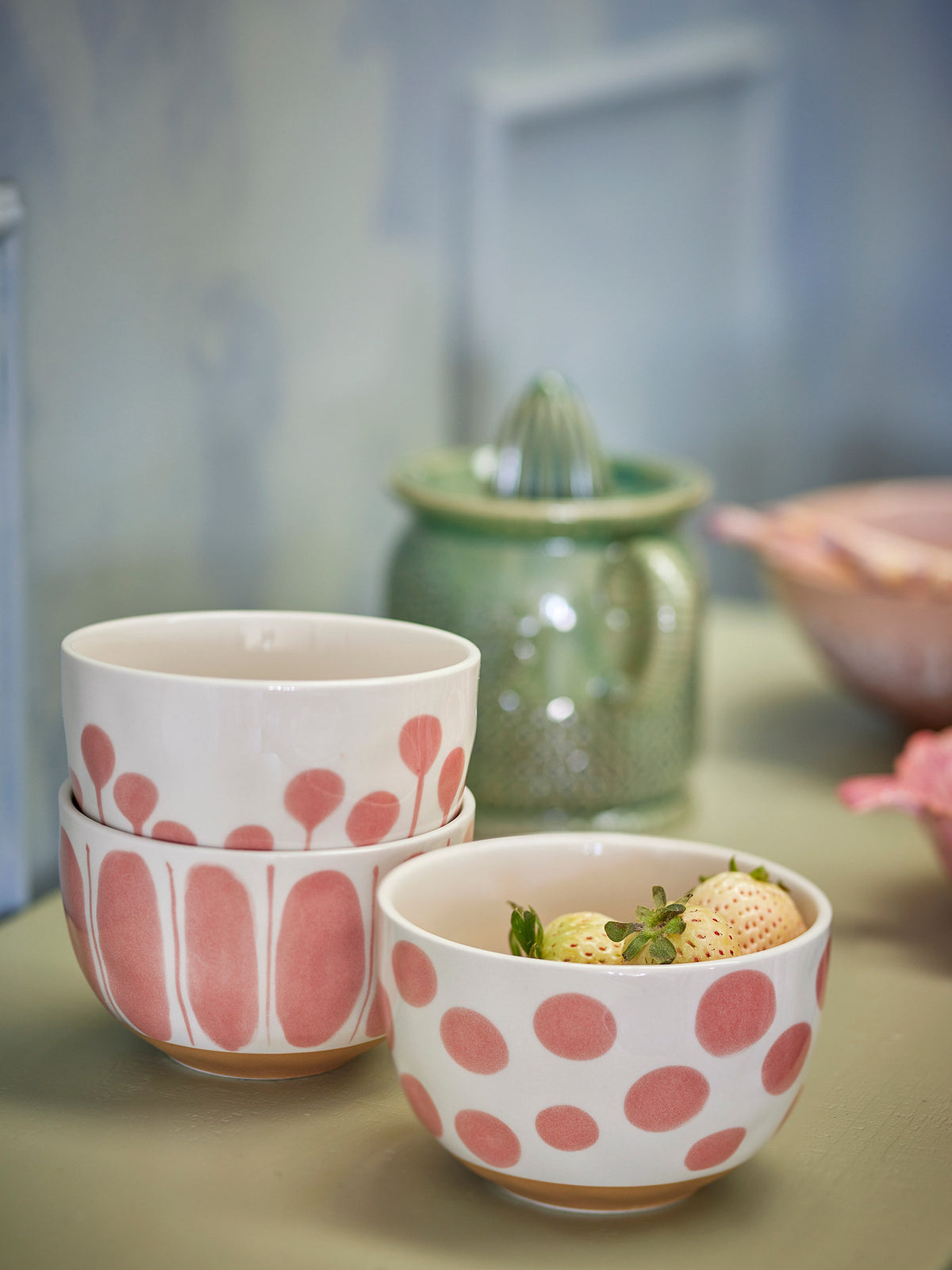 Linora Schale, Rose, Steingut in Rose präsentiert im Onlineshop von KAQTU Design AG. Schale ist von Creative Collection