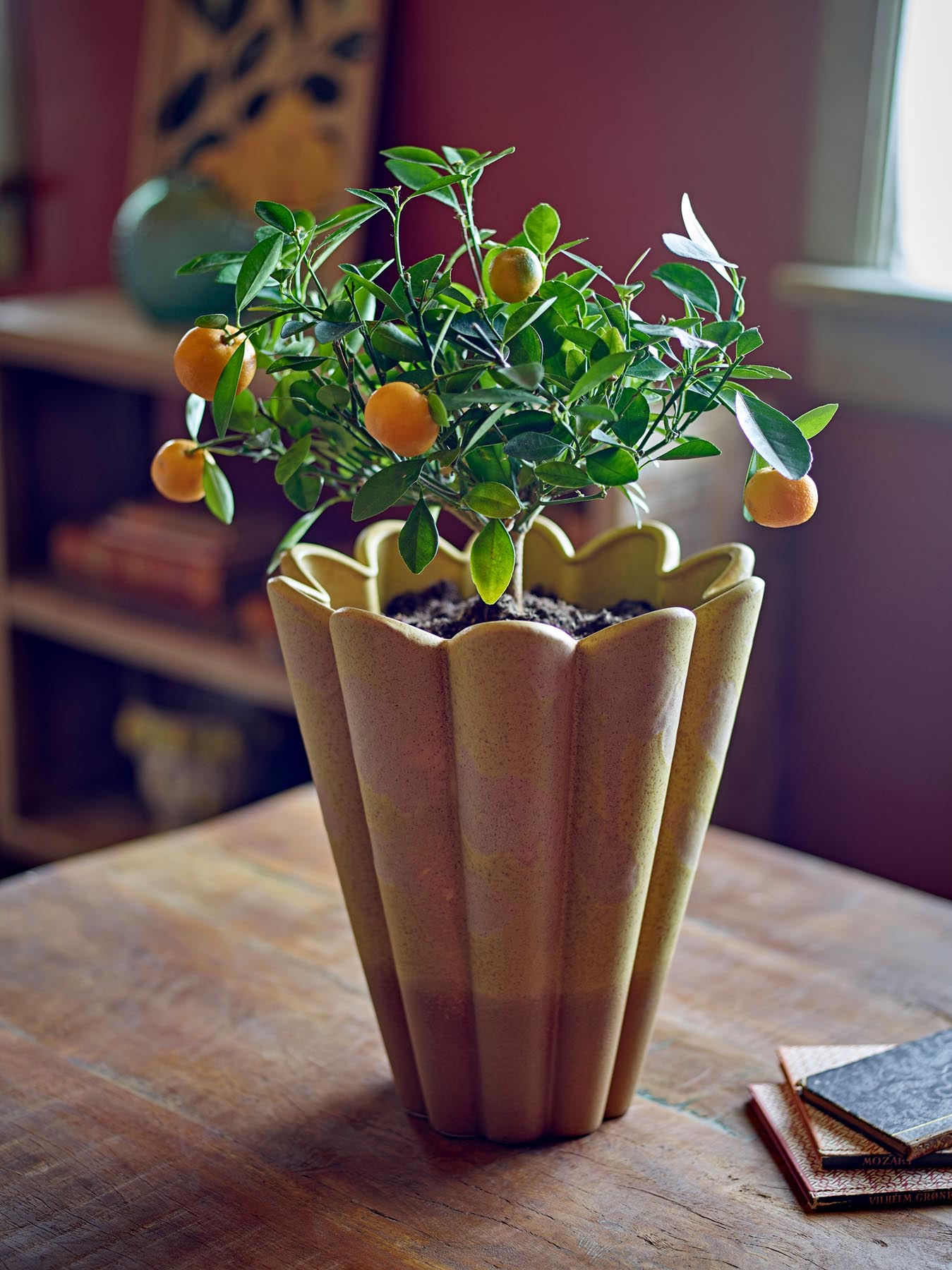 Entdecken Sie die Penn Vase in Gelb von Creative Collection – ein einzigartiges Steingut-Dekorationsstück mit skulpturalem Design und reaktiver Glasur.