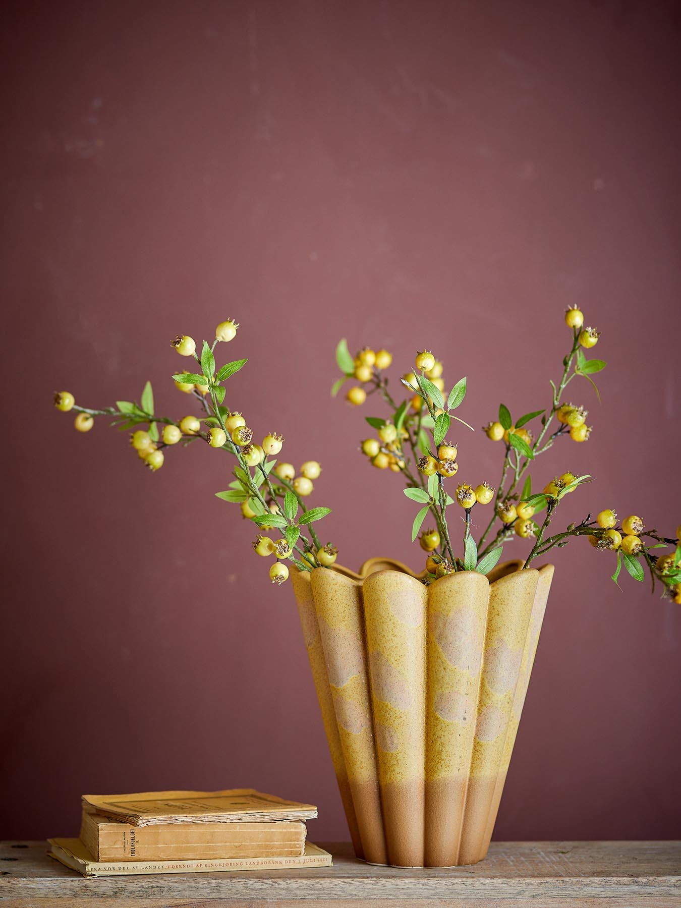 Verleihen Sie Ihrem Zuhause mit der Penn Vase in Gelb von Creative Collection einen Hauch von Eleganz. Diese einzigartige Steingut-Vase besticht durch ihre skulpturale Form und die individuelle, reaktive Glasur.