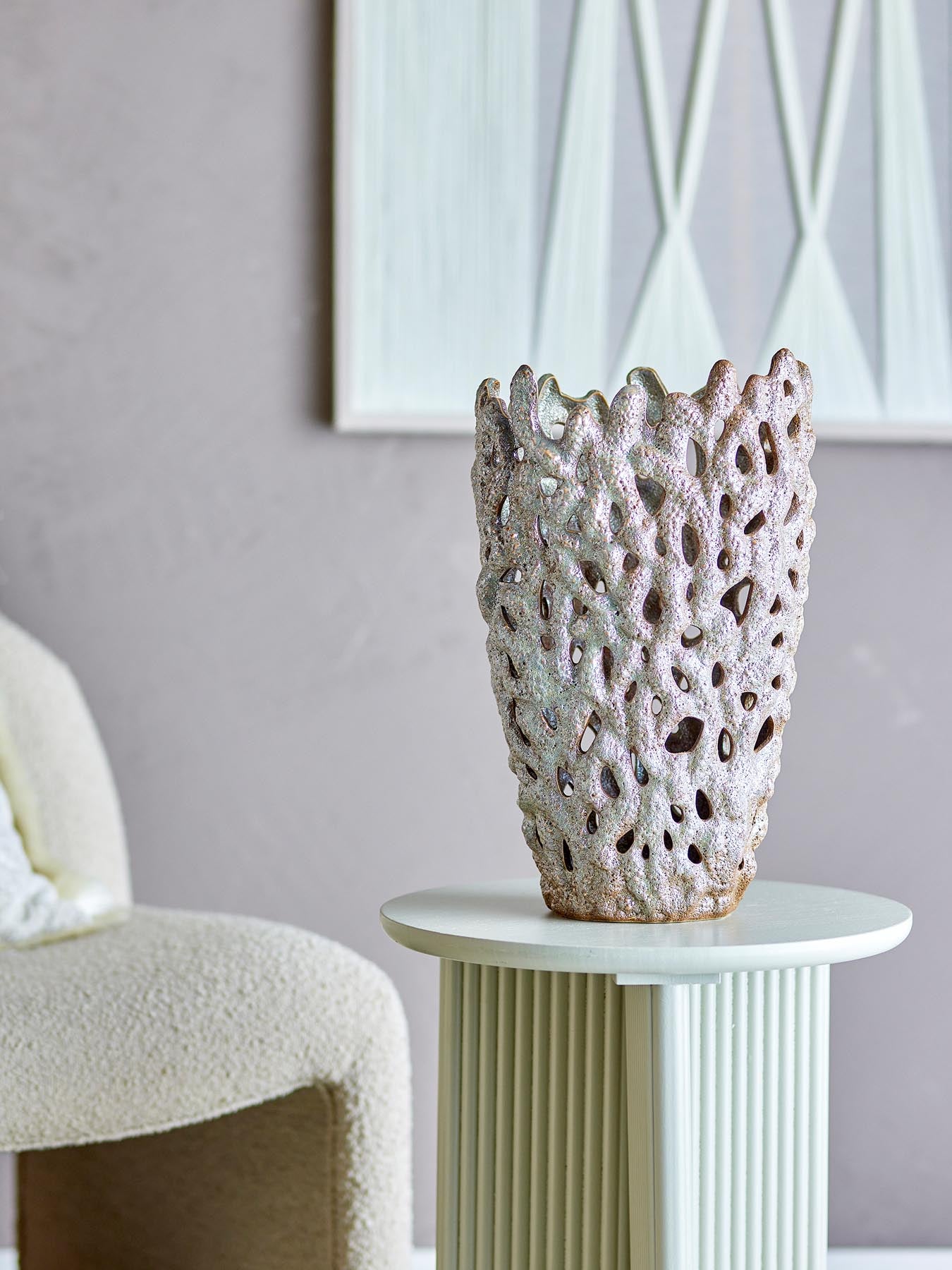 Entdecken Sie die elegante Eunice Deko-Vase aus hochwertigem Steingut von Bloomingville. Ideal für stilvolle Arrangements und ein zeitloses Wohnaccessoire.