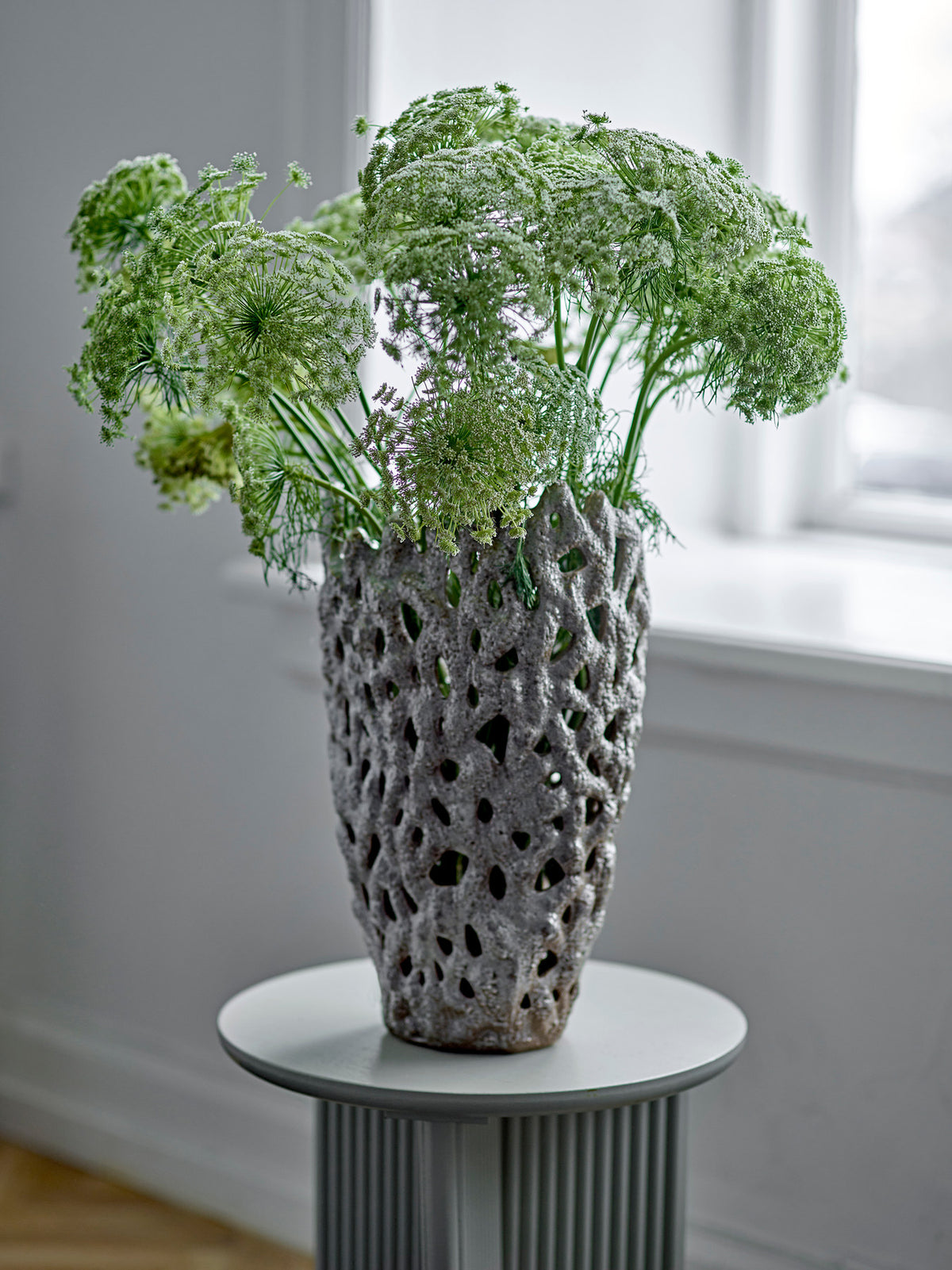 Eunice Deko-Vase, Weiss, Steingut in Weiss präsentiert im Onlineshop von KAQTU Design AG. Vase ist von Bloomingville