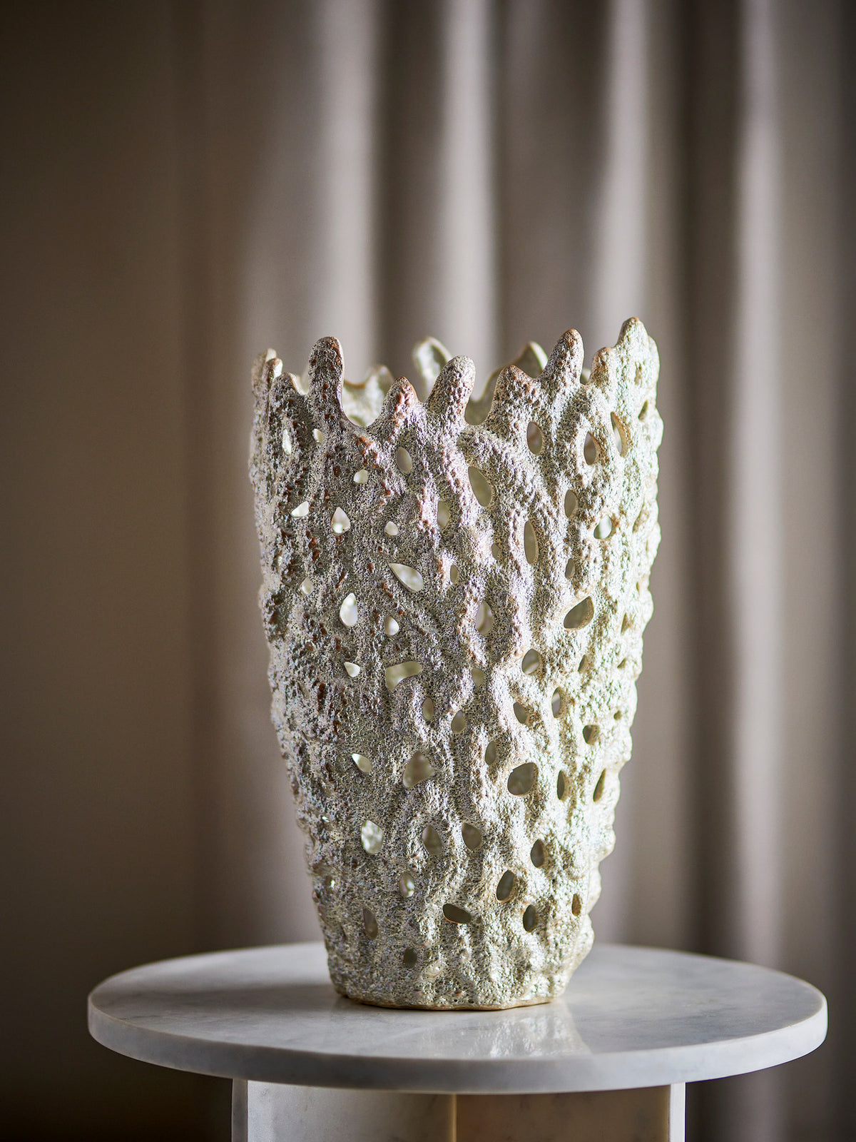 Eunice Deko-Vase, Weiss, Steingut in Weiss präsentiert im Onlineshop von KAQTU Design AG. Vase ist von Bloomingville