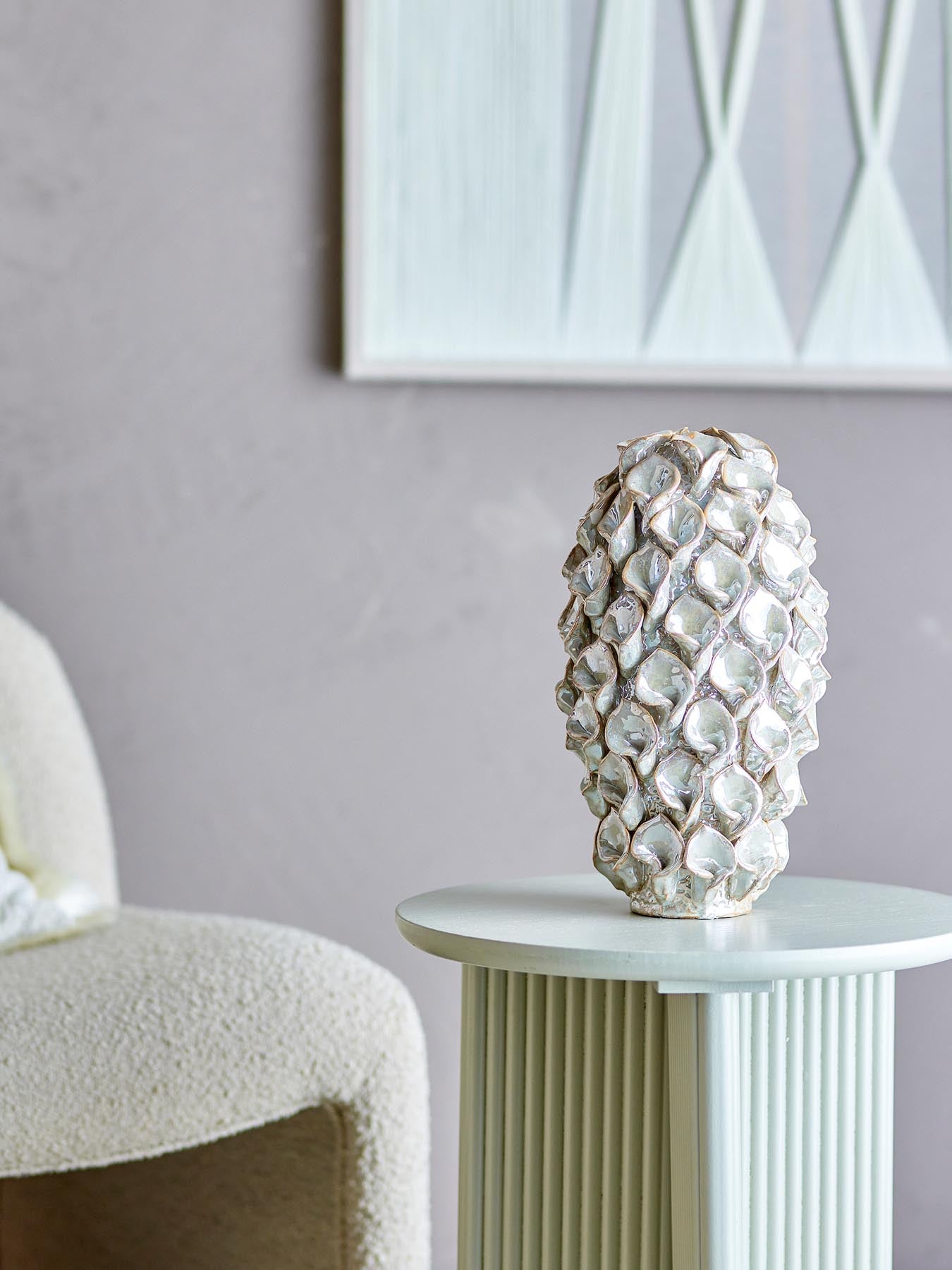 Entdecken Sie die Glenda Deko von Bloomingville – ein elegantes Steingut-Accessoire in Weiß, das jedem Raum einen modernen Akzent verleiht.