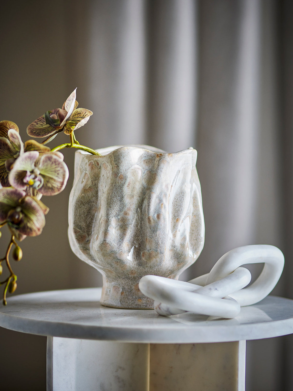 Adair Vase, Weiss, Steingut in Weiss präsentiert im Onlineshop von KAQTU Design AG. Vase ist von Bloomingville