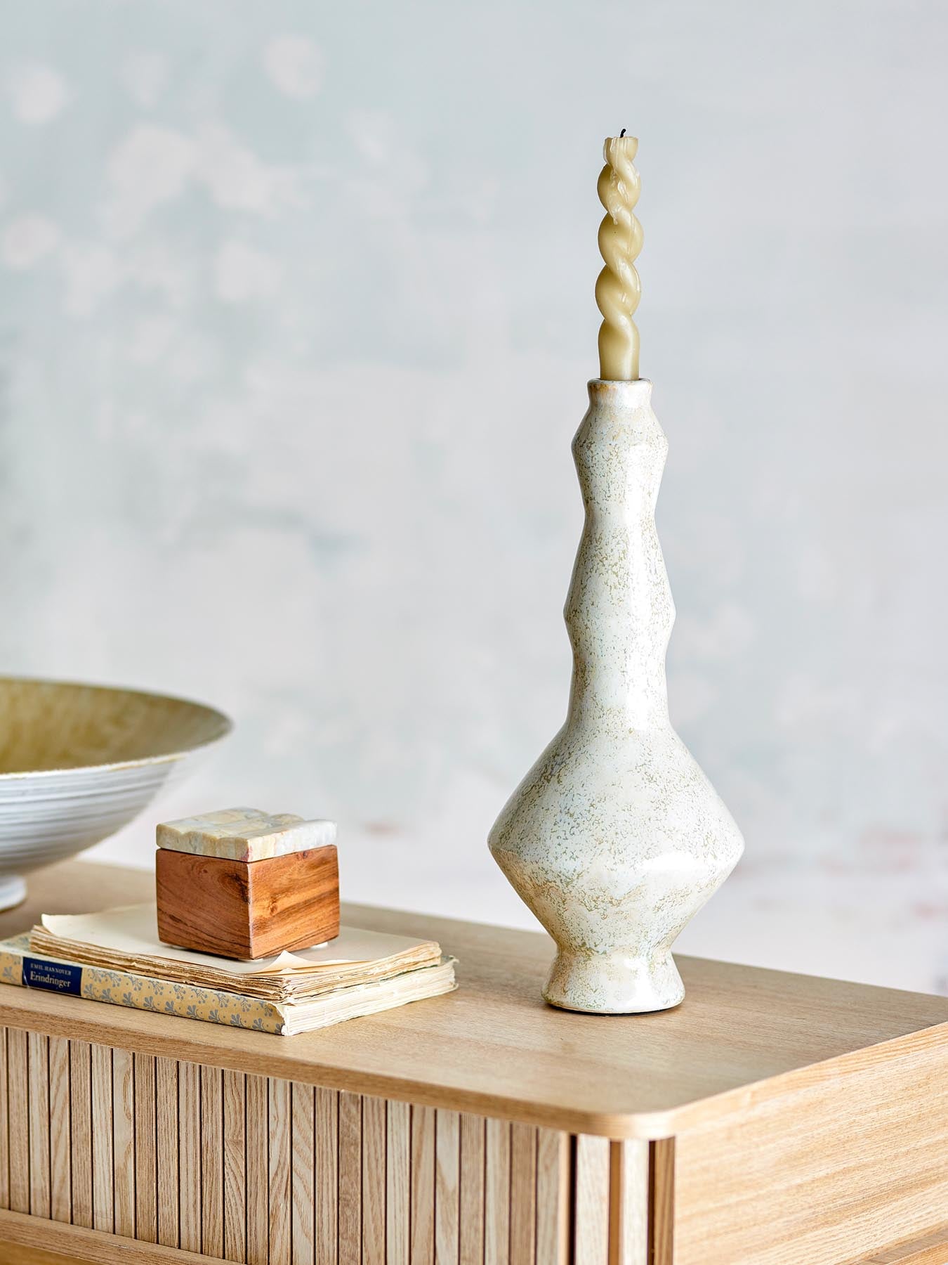 Verleihen Sie Ihrem Zuhause mit dem Bancroft Kerzenhalter aus edler Terrakotta und individueller Glasur einen Hauch von Eleganz und Stil.